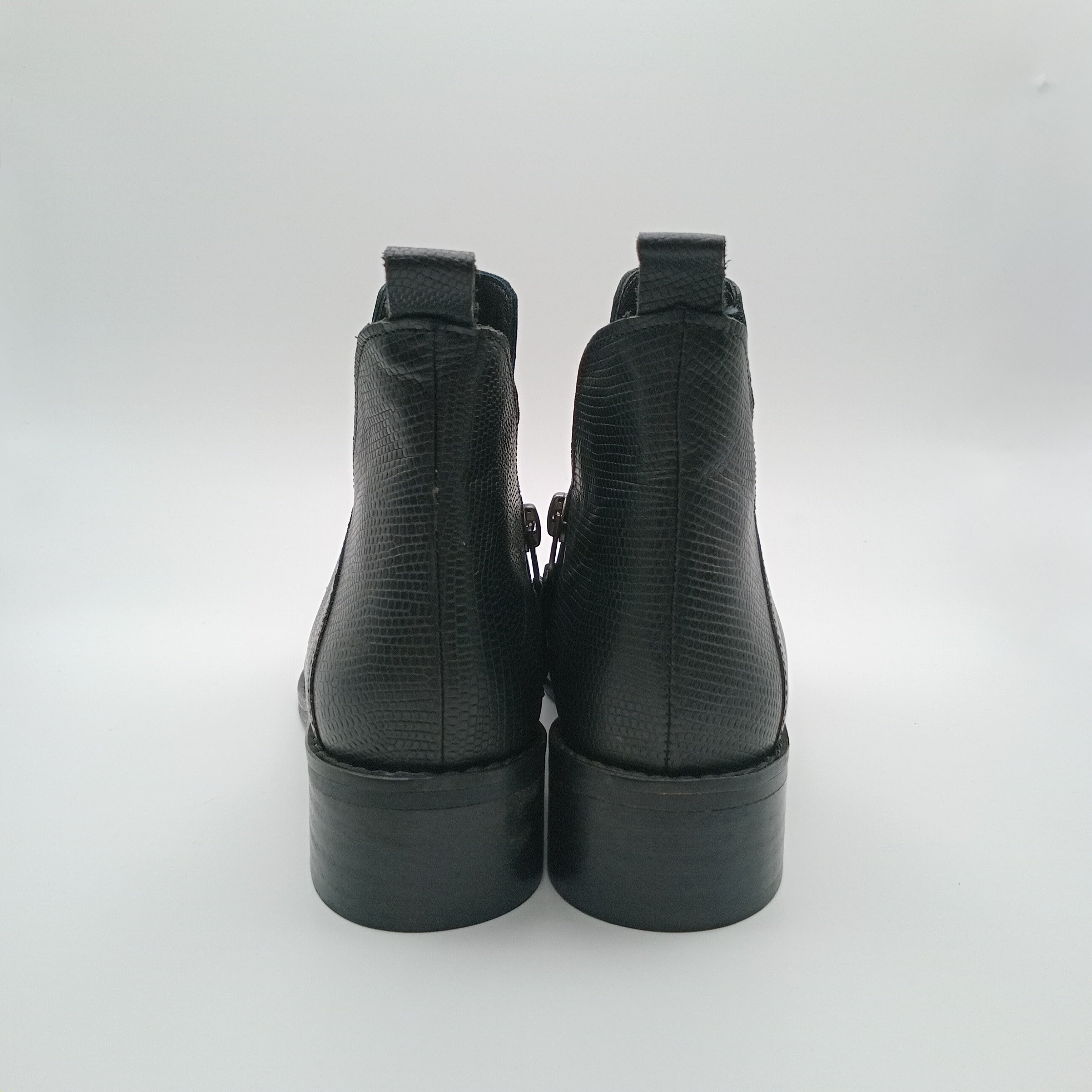 Botins Femininos Macadi em Pele com Recorte em V e Fecho, Botas de Cano Curto com Salto Baixo e Bico Fino, Estilo Casual e Confortável