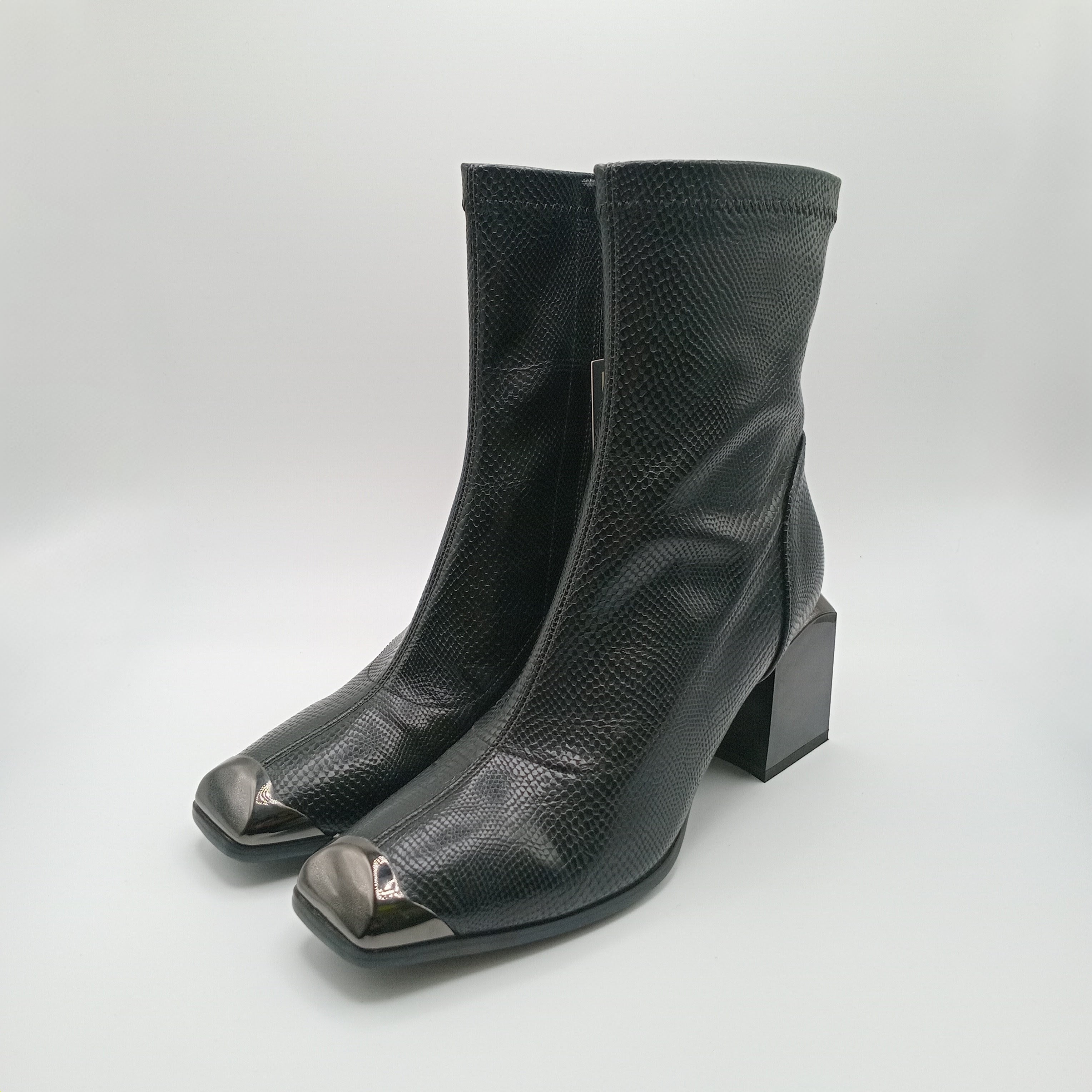 BOTA ROCKAWAY PRETA ECO PELE COBRA BICO METAL ZIPER