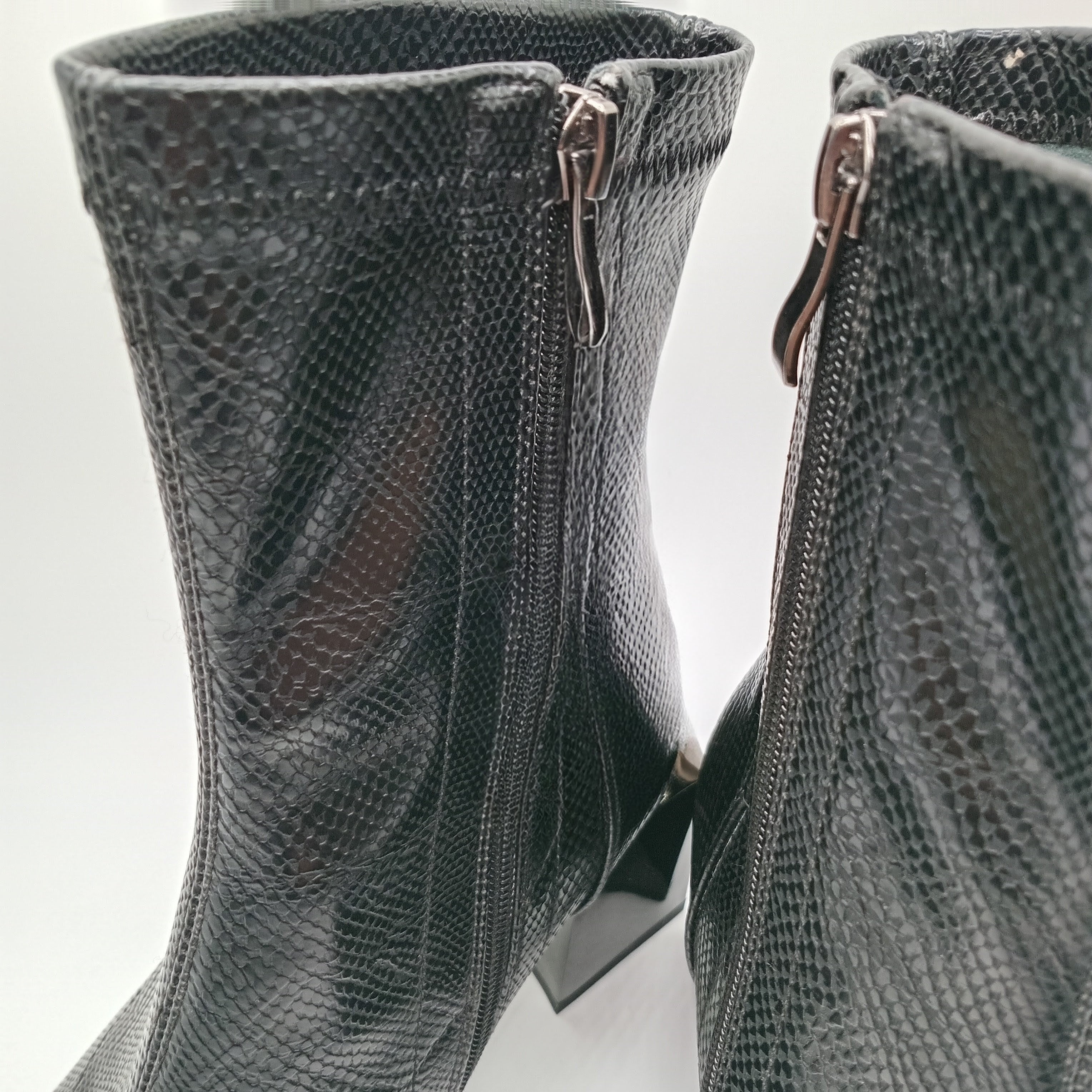 BOTA ROCKAWAY PRETA ECO PELE COBRA BICO METAL ZIPER