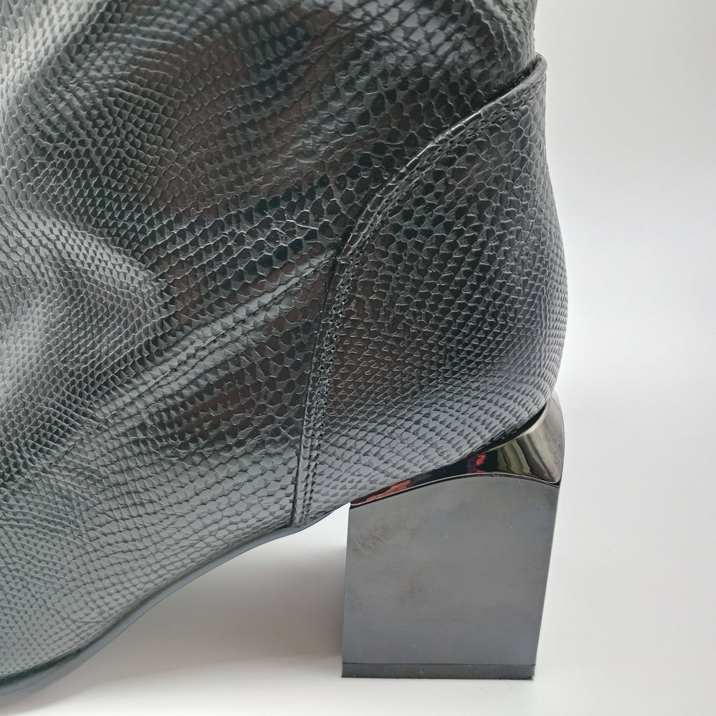 BOTA ROCKAWAY PRETA ECO PELE COBRA BICO METAL ZIPER