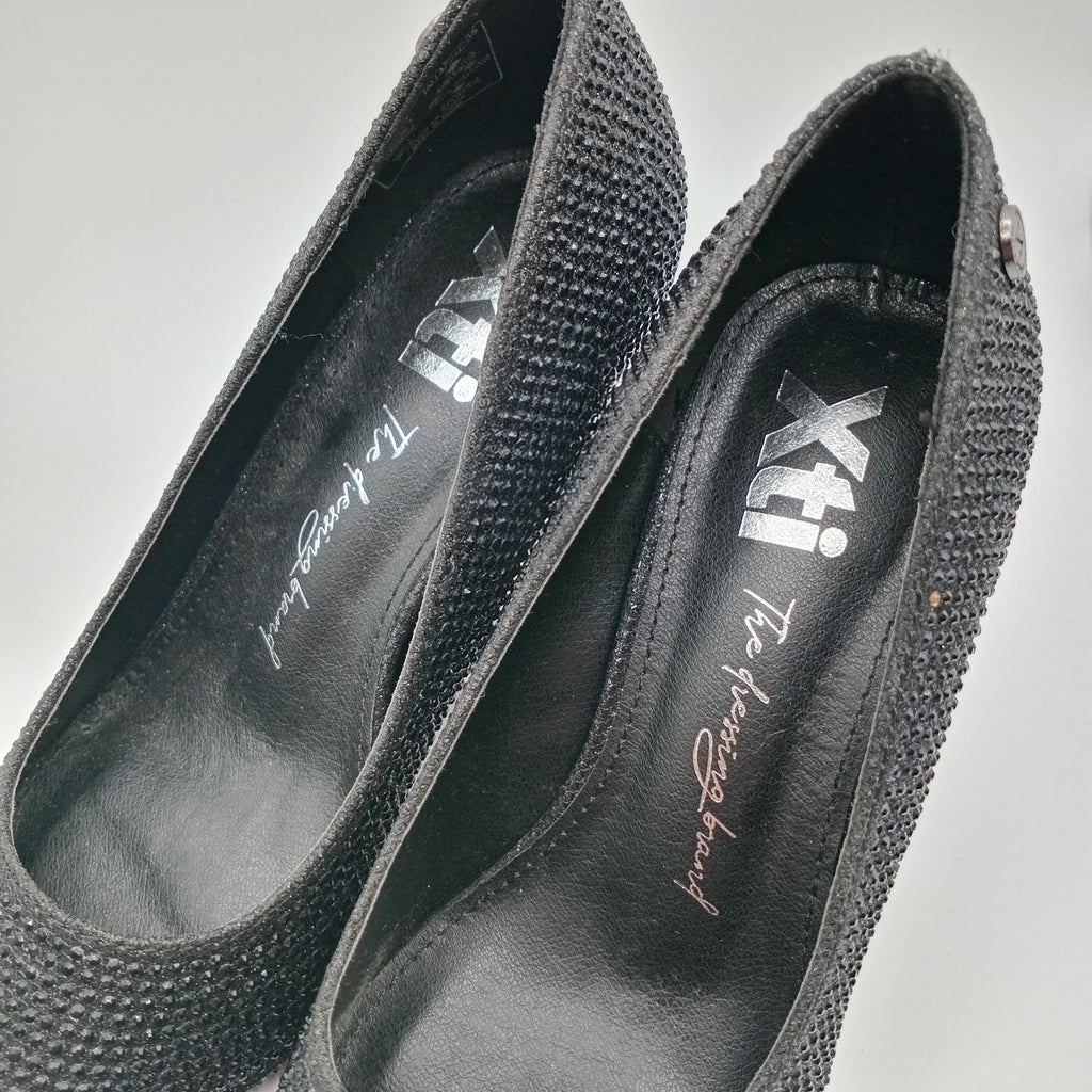 SALTO SCARPIN XTI PRETO BRILHO CRAVEJADA AGULHA BICUDO