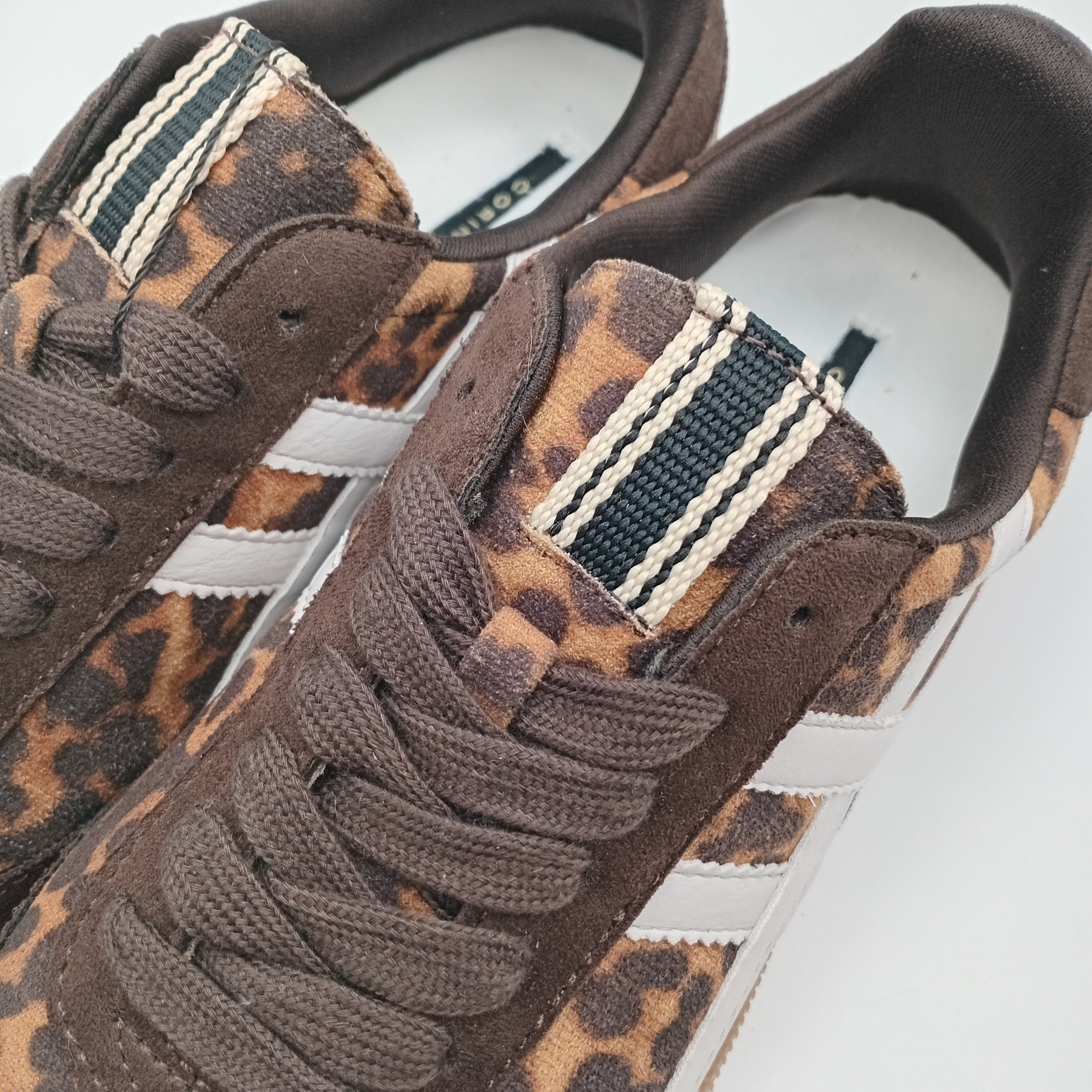 TÊNIS CORINA ONÇA CAMURÇA CASTANHO LISTRA BRANCO ANIMAL PRINT