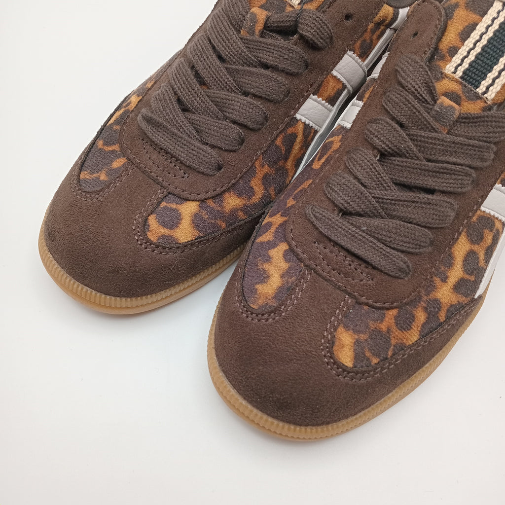 TÊNIS CORINA ONÇA CAMURÇA CASTANHO LISTRA BRANCO ANIMAL PRINT