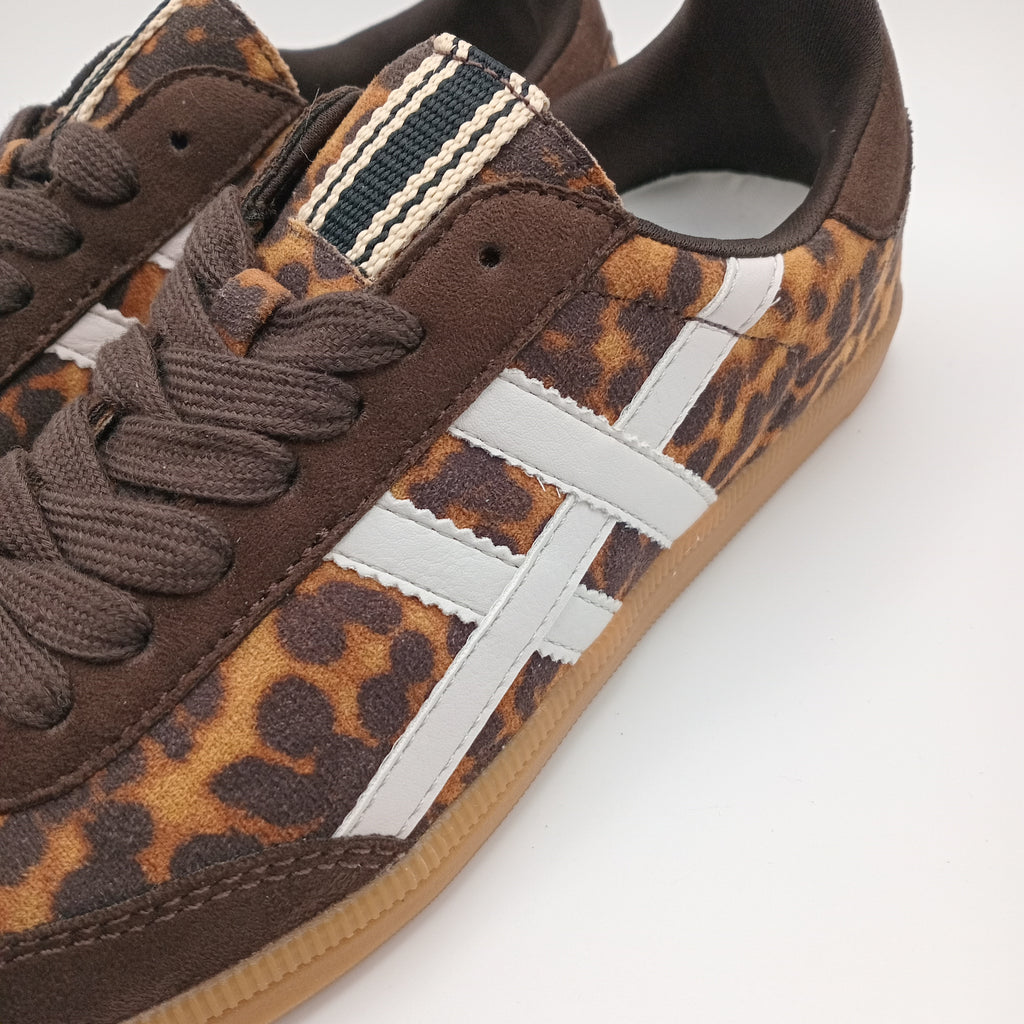 TÊNIS CORINA ONÇA CAMURÇA CASTANHO LISTRA BRANCO ANIMAL PRINT