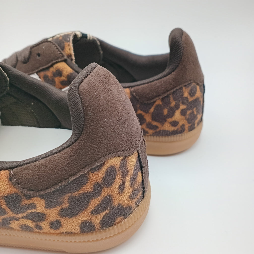 TÊNIS CORINA ONÇA CAMURÇA CASTANHO LISTRA BRANCO ANIMAL PRINT