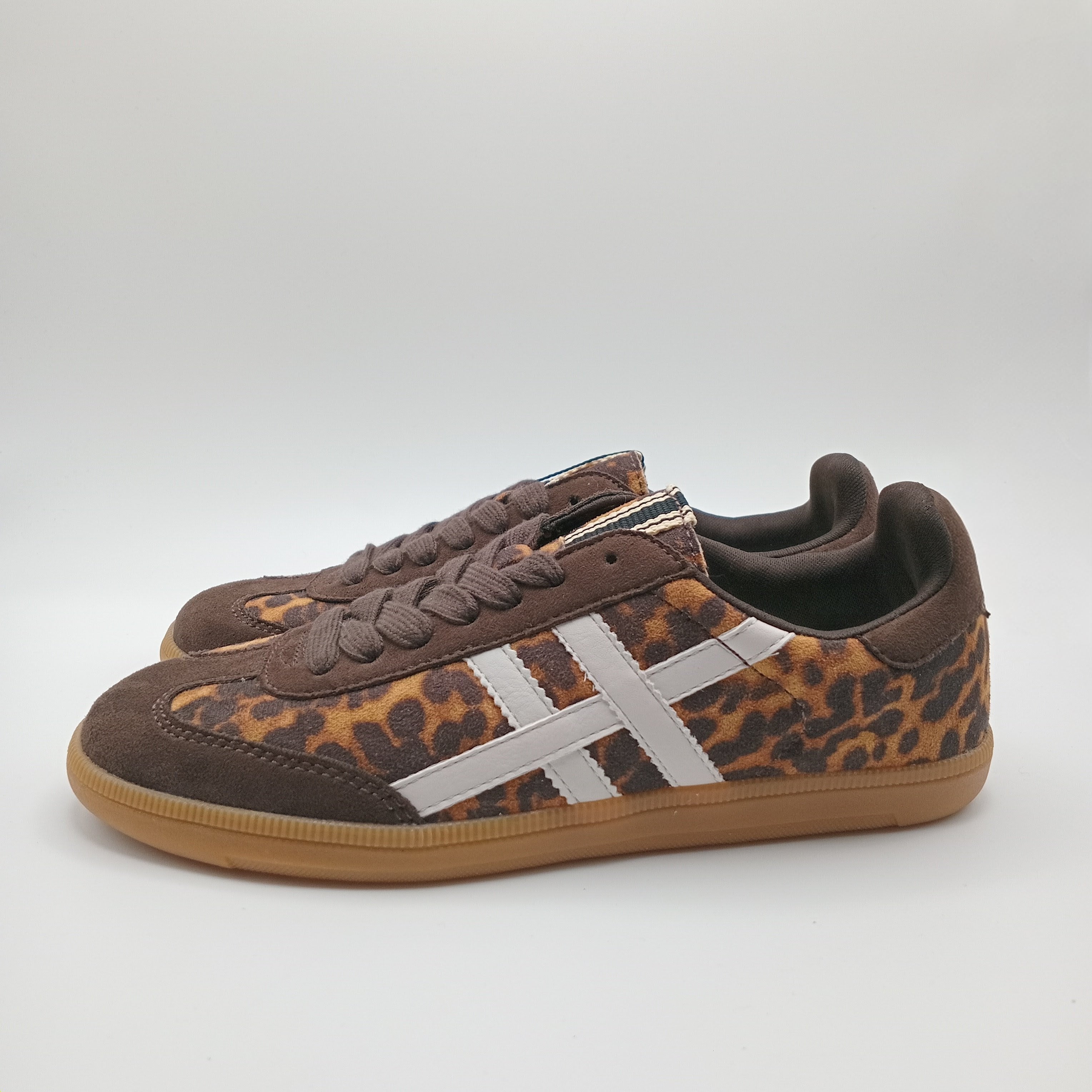 TÊNIS CORINA ONÇA CAMURÇA CASTANHO LISTRA BRANCO ANIMAL PRINT