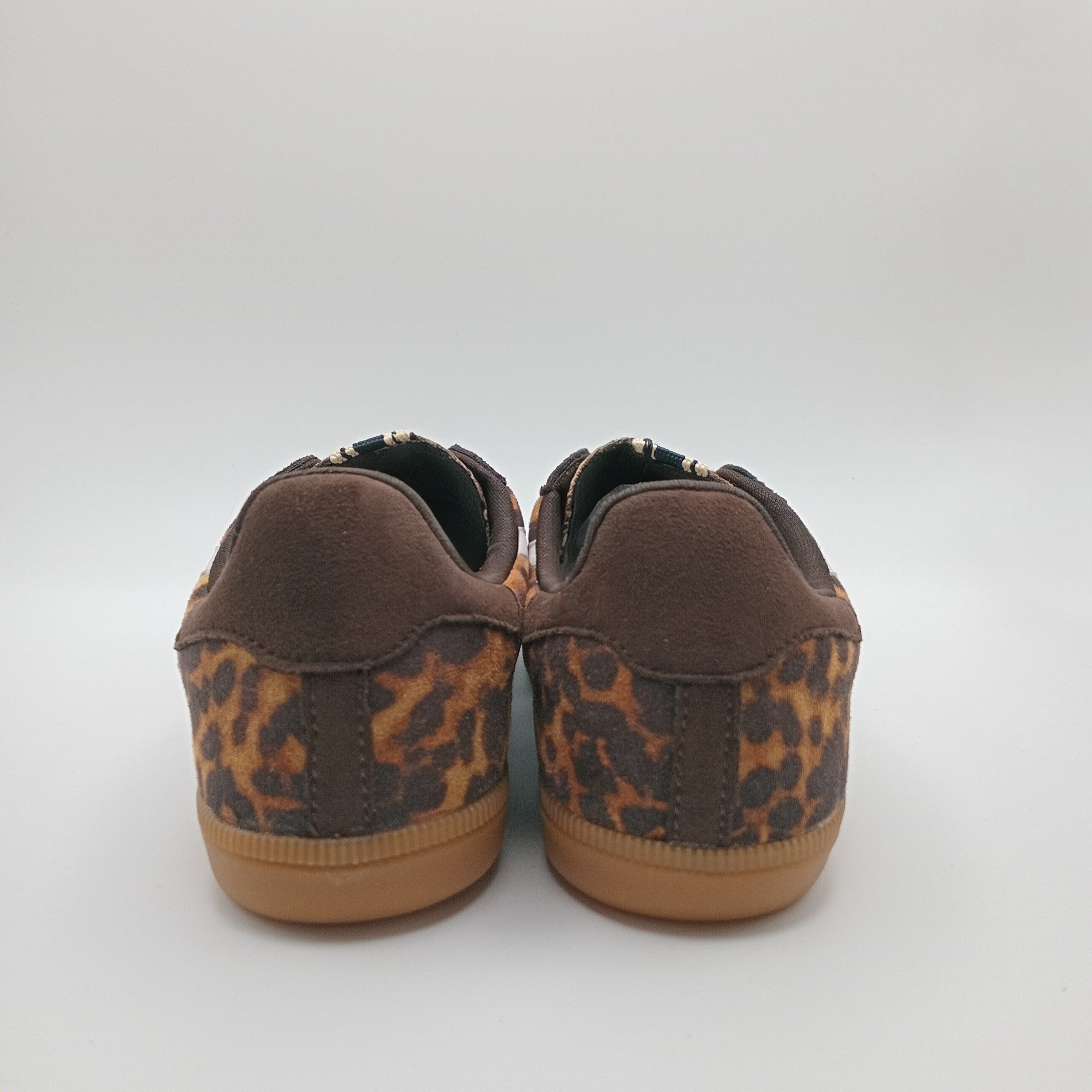 TÊNIS CORINA ONÇA CAMURÇA CASTANHO LISTRA BRANCO ANIMAL PRINT