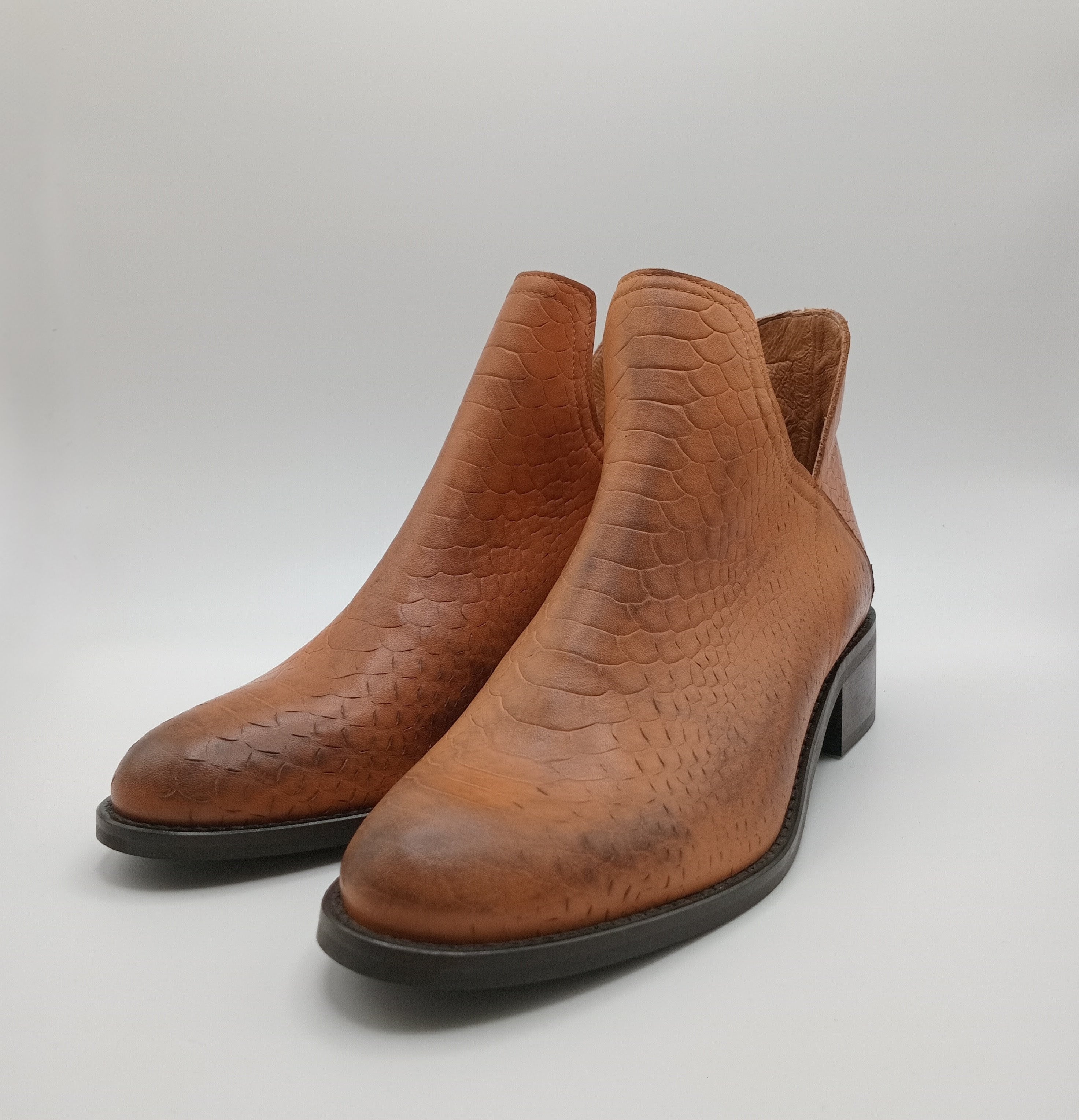 Botins Femininos Macadi em Pele Caramelo com Textura Croco, Botas de Cano Curto com Recorte em V e Salto Bloco Baixo, Estilo Casual Chique e Confortável