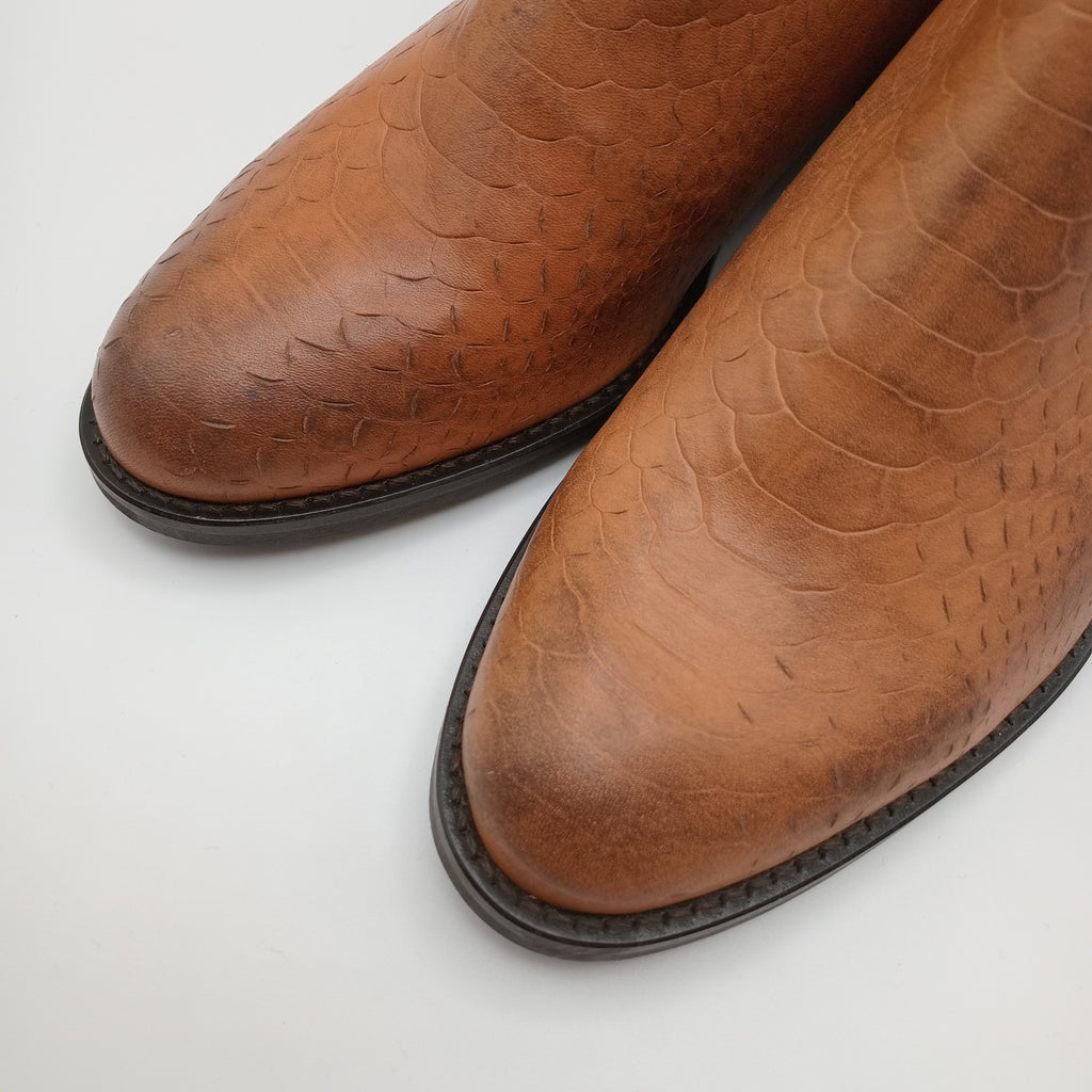 Botins Femininos Macadi em Pele Caramelo com Textura Croco, Botas de Cano Curto com Recorte em V e Salto Bloco Baixo, Estilo Casual Chique e Confortável
