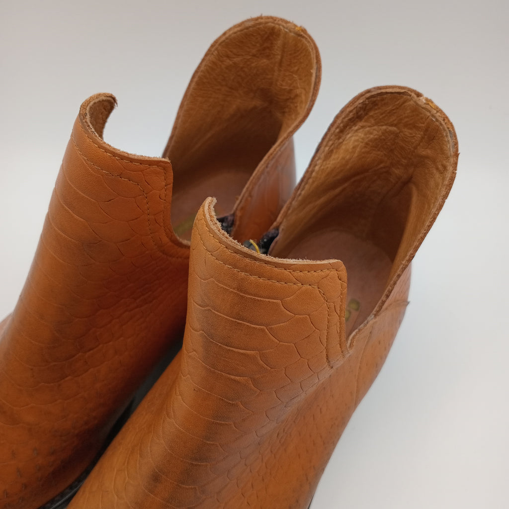 Botins Femininos Macadi em Pele Caramelo com Textura Croco, Botas de Cano Curto com Recorte em V e Salto Bloco Baixo, Estilo Casual Chique e Confortável