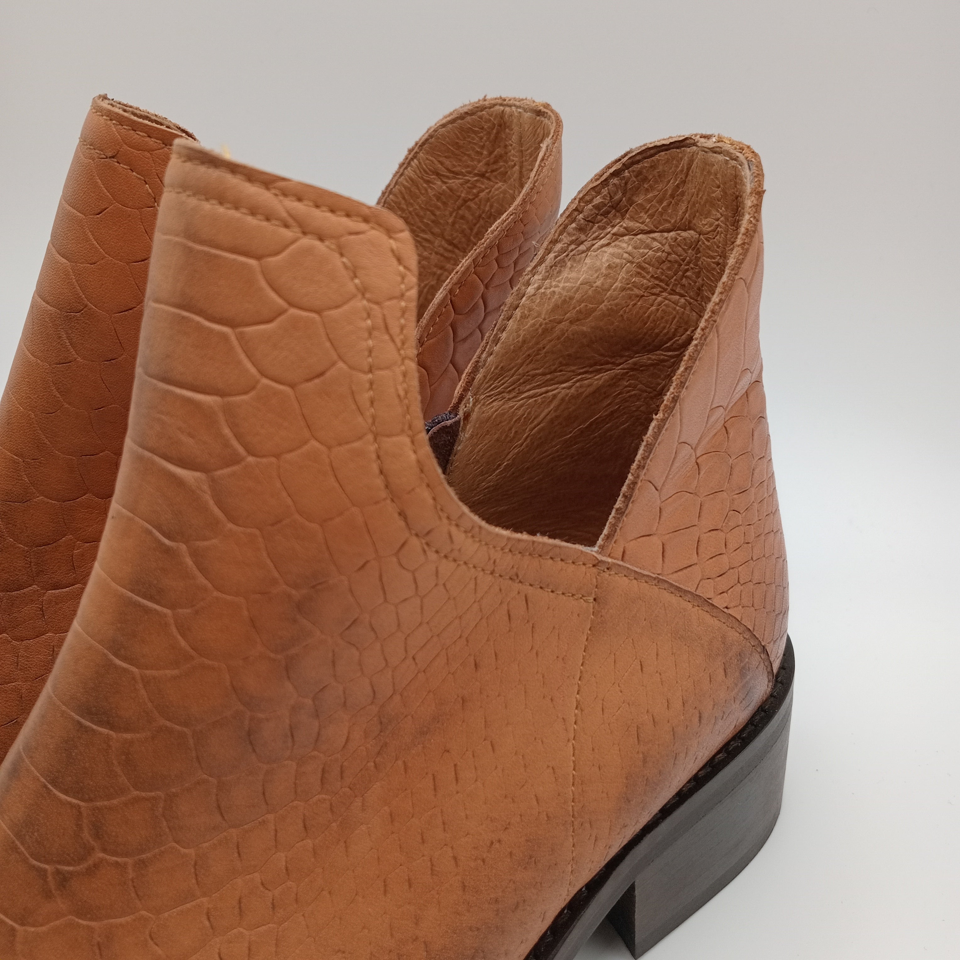 Botins Femininos Macadi em Pele Caramelo com Textura Croco, Botas de Cano Curto com Recorte em V e Salto Bloco Baixo, Estilo Casual Chique e Confortável