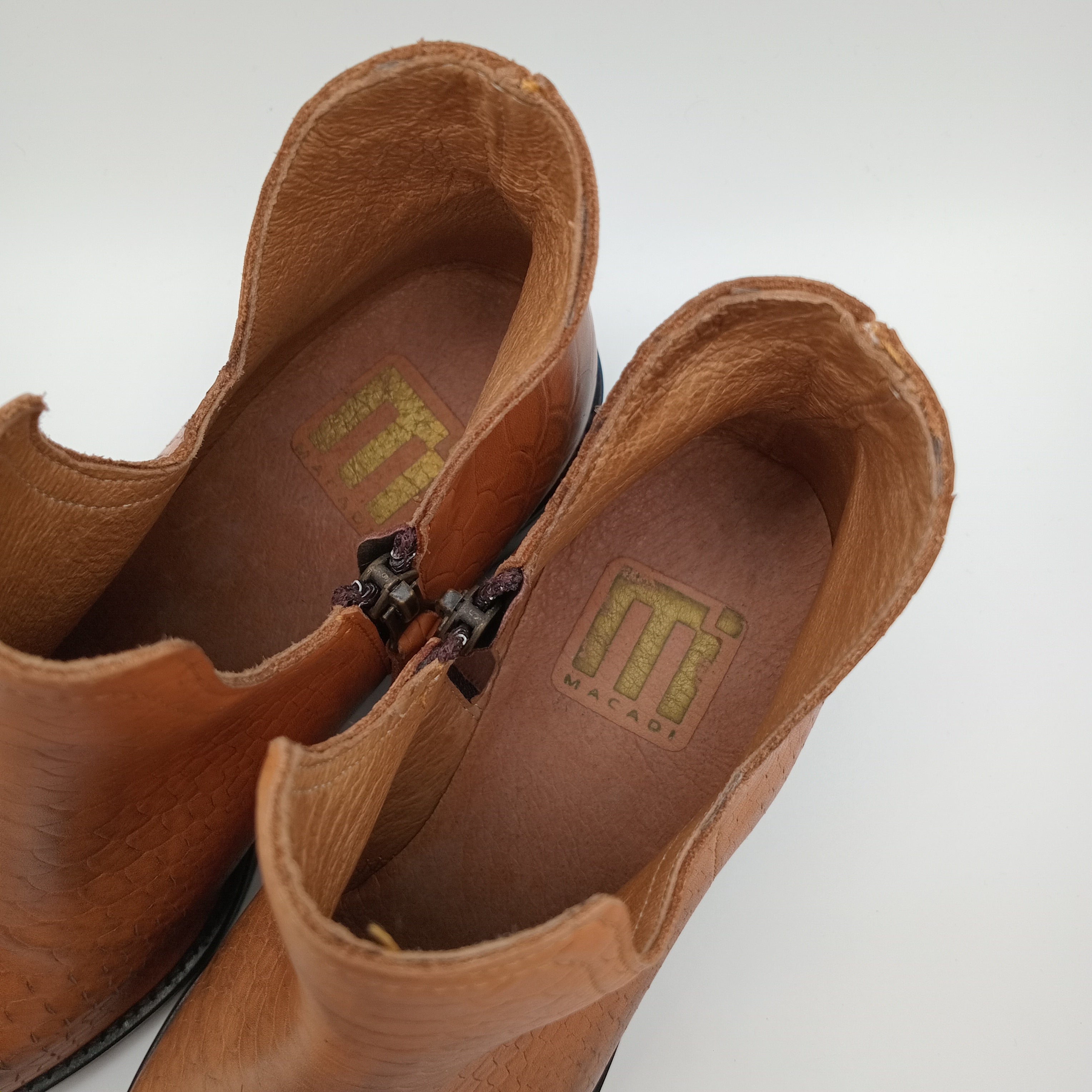 Botins Femininos Macadi em Pele Caramelo com Textura Croco, Botas de Cano Curto com Recorte em V e Salto Bloco Baixo, Estilo Casual Chique e Confortável