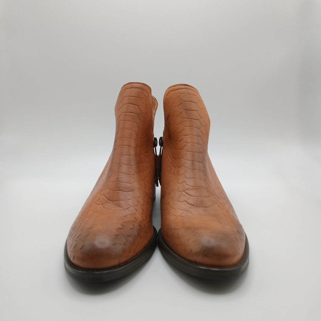 Botins Femininos Macadi em Pele Caramelo com Textura Croco, Botas de Cano Curto com Recorte em V e Salto Bloco Baixo, Estilo Casual Chique e Confortável