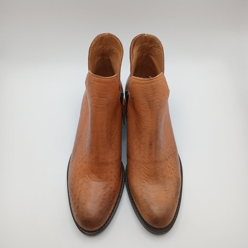 Botins Femininos Macadi em Pele Caramelo com Textura Croco, Botas de Cano Curto com Recorte em V e Salto Bloco Baixo, Estilo Casual Chique e Confortável