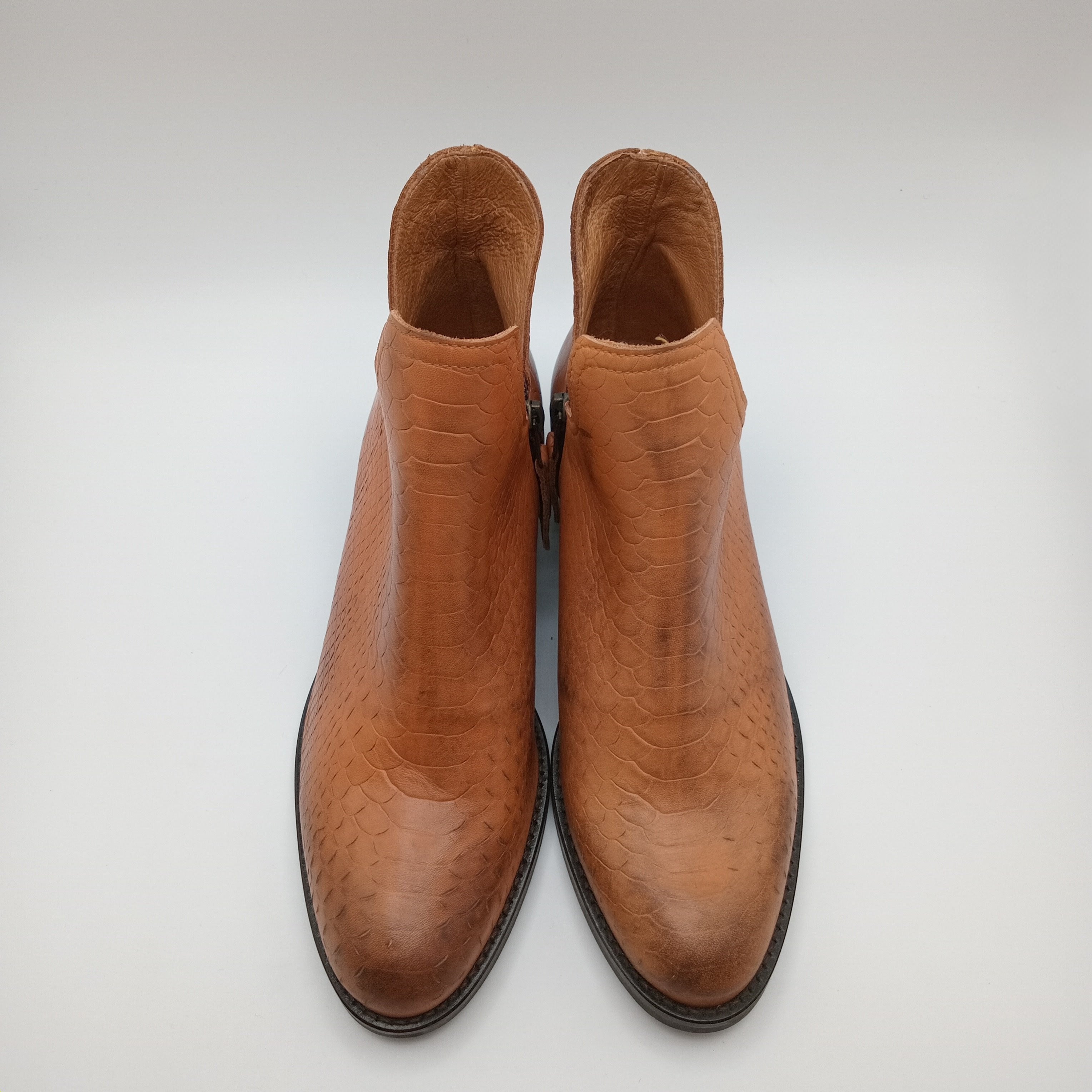 Botins Femininos Macadi em Pele Caramelo com Textura Croco, Botas de Cano Curto com Recorte em V e Salto Bloco Baixo, Estilo Casual Chique e Confortável
