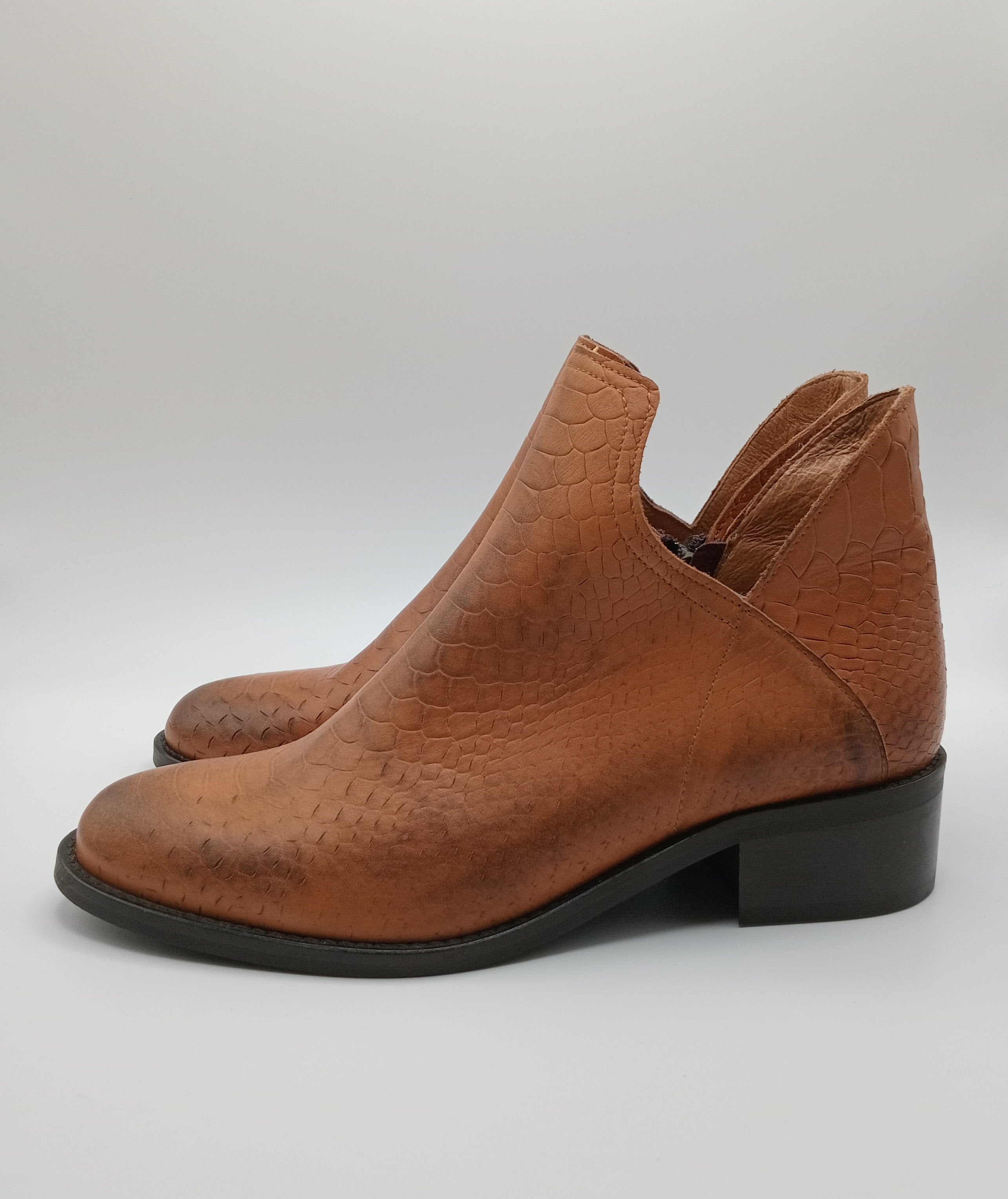 Botins Femininos Macadi em Pele Caramelo com Textura Croco, Botas de Cano Curto com Recorte em V e Salto Bloco Baixo, Estilo Casual Chique e Confortável