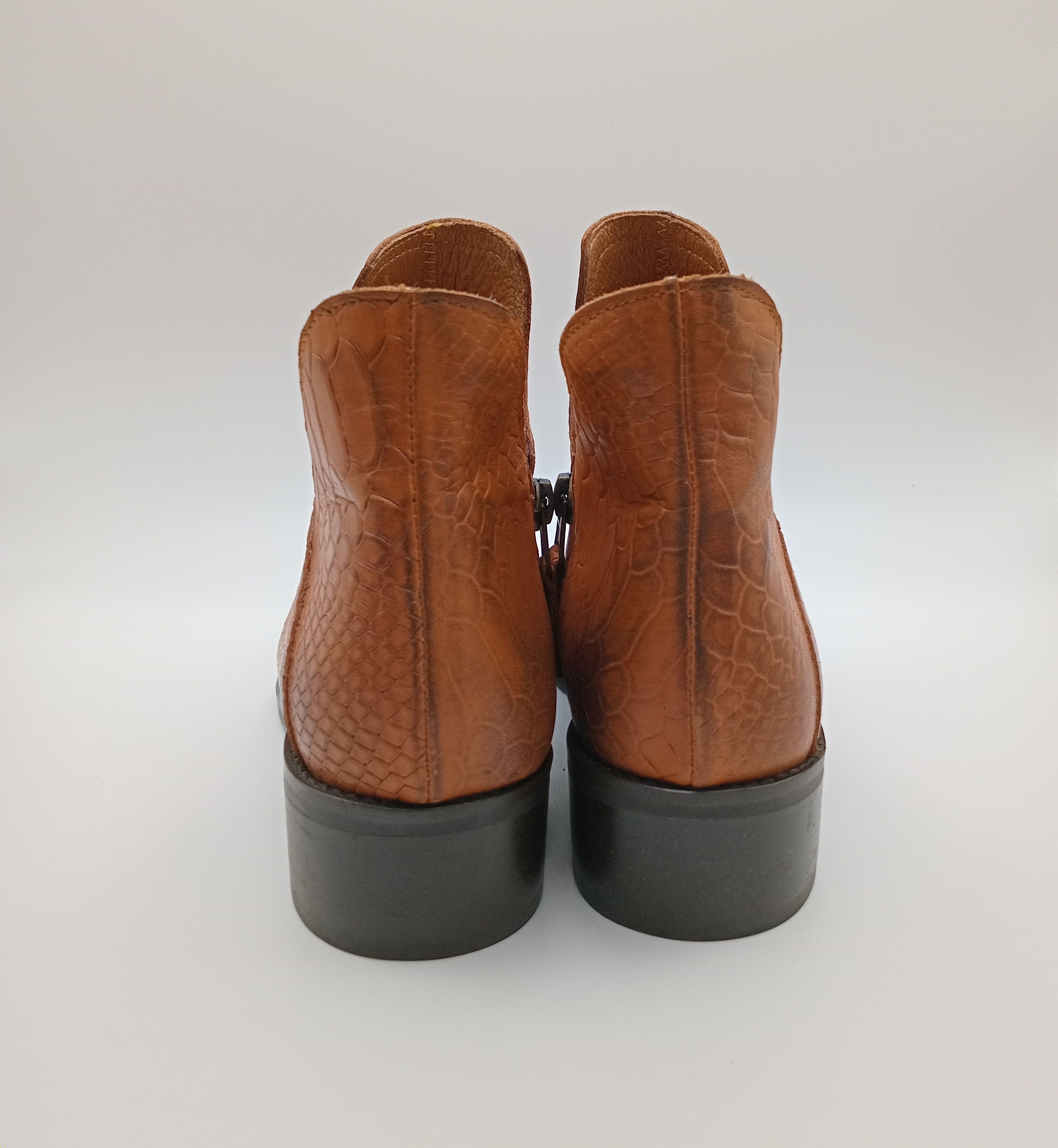 Botins Femininos Macadi em Pele Caramelo com Textura Croco, Botas de Cano Curto com Recorte em V e Salto Bloco Baixo, Estilo Casual Chique e Confortável