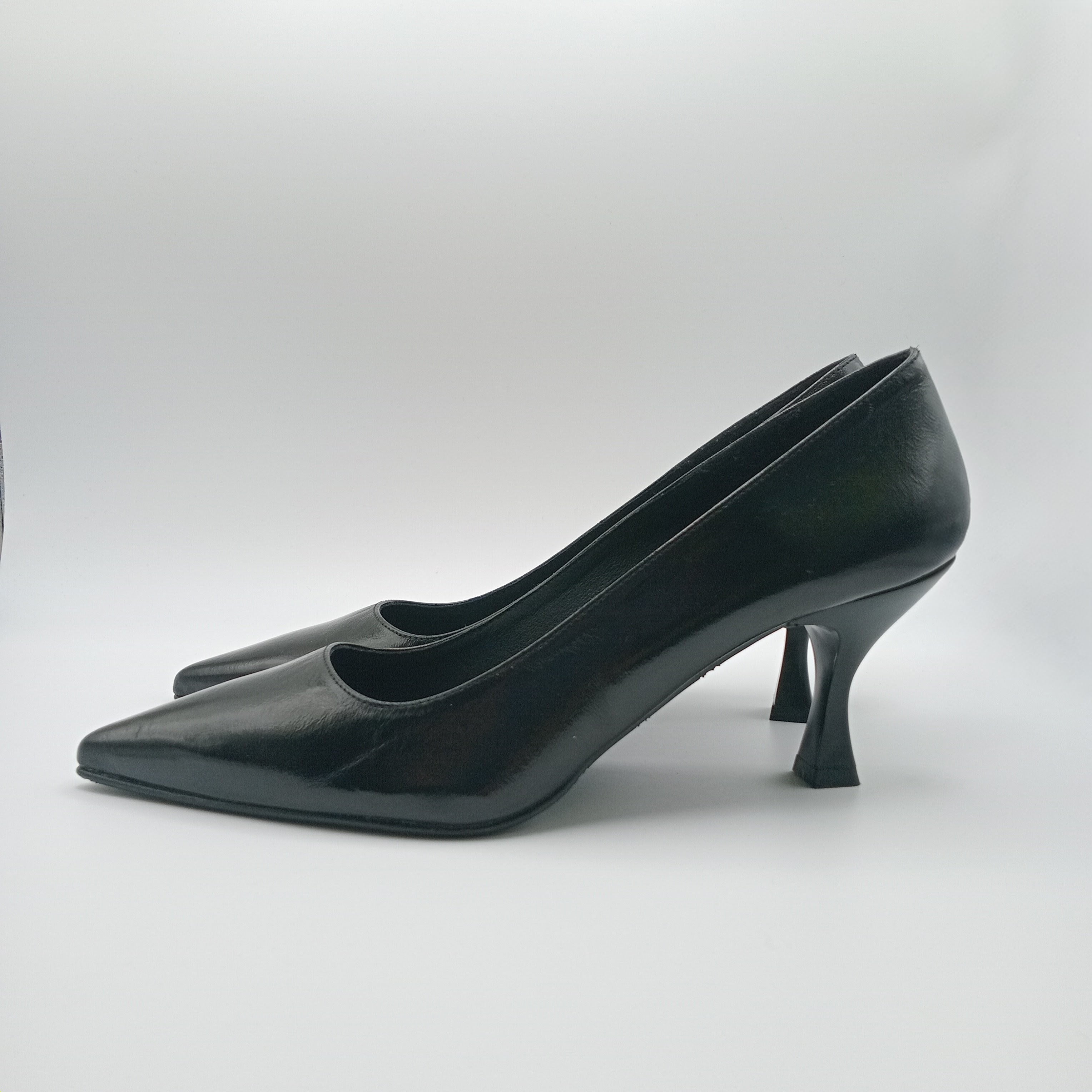 SALTO SCARPIN DANIELA VEGA PRETO COURO BICUDO AGULHA