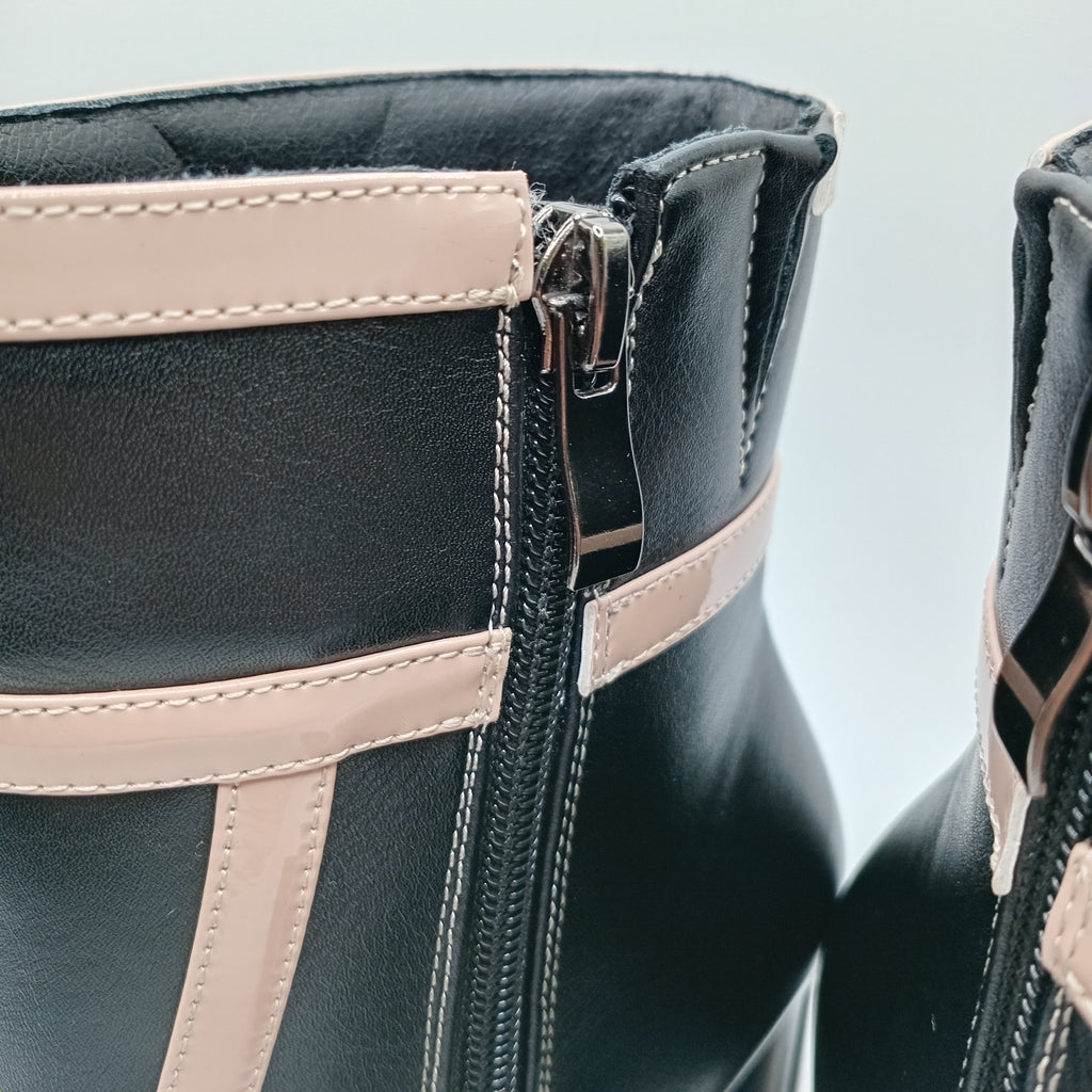 BOTA ROCKAWAY PRETO ECO PELE LISTRA ROSA ZIPER