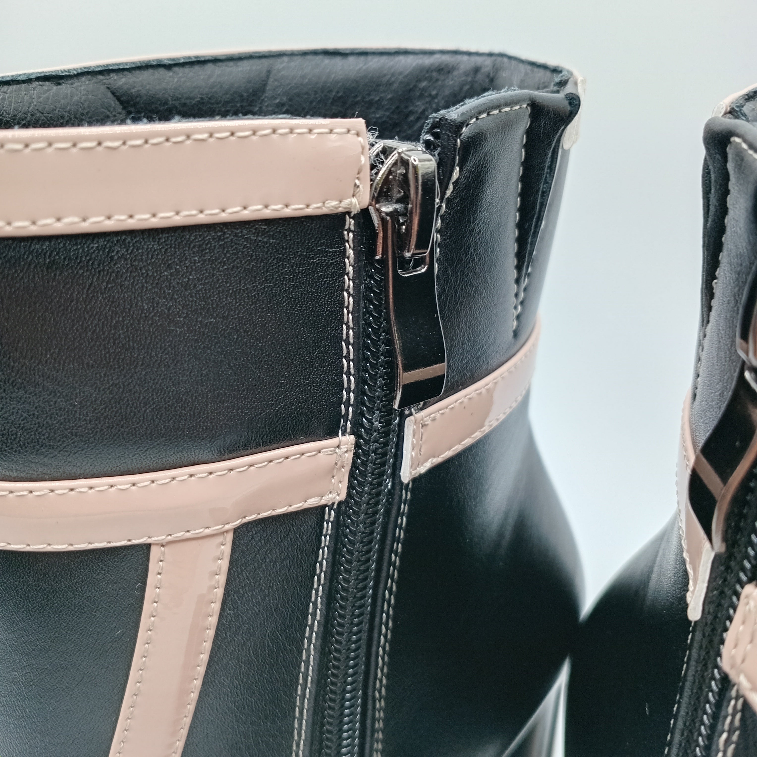 BOTA ROCKAWAY PRETO ECO PELE LISTRA ROSA ZIPER