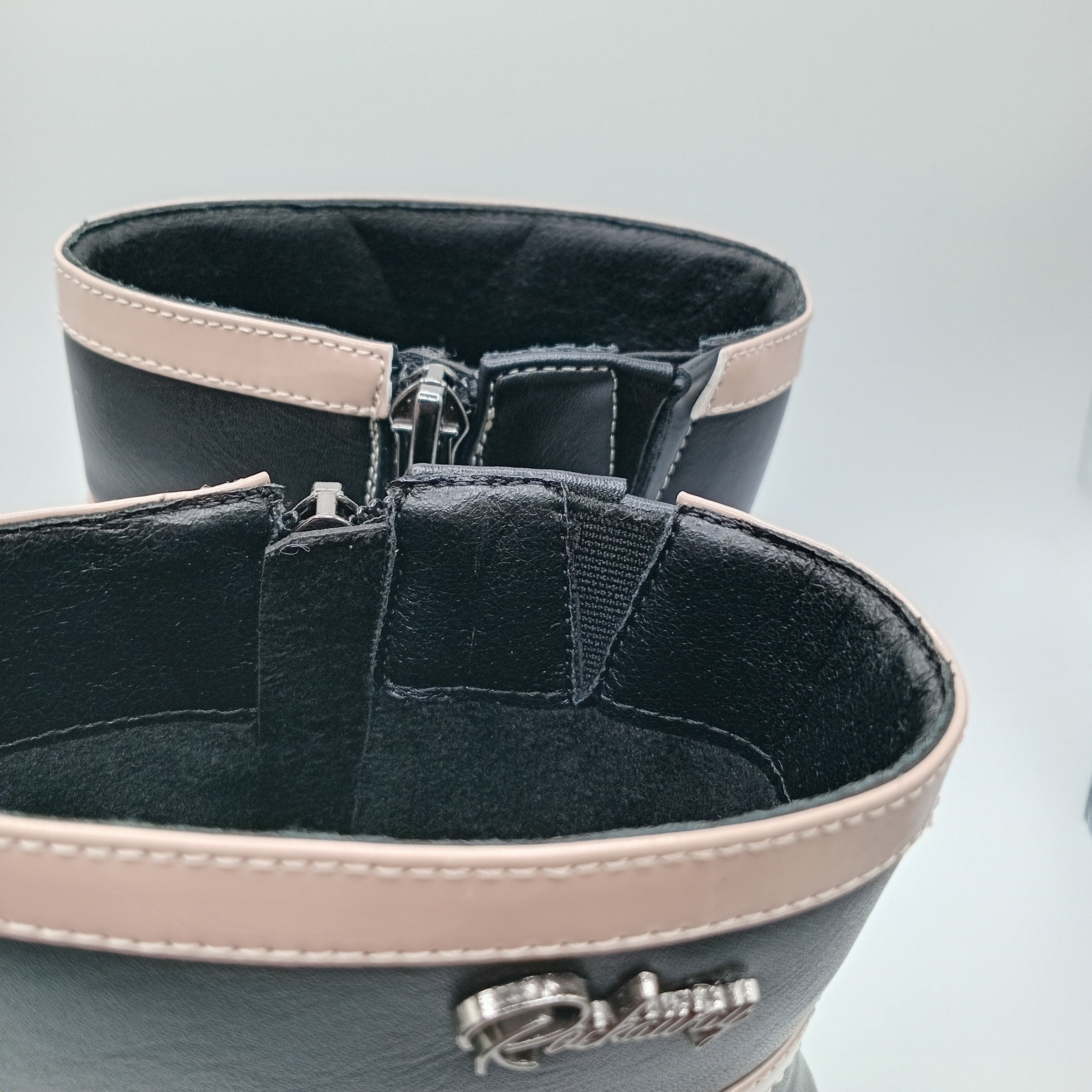 BOTA ROCKAWAY PRETO ECO PELE LISTRA ROSA ZIPER