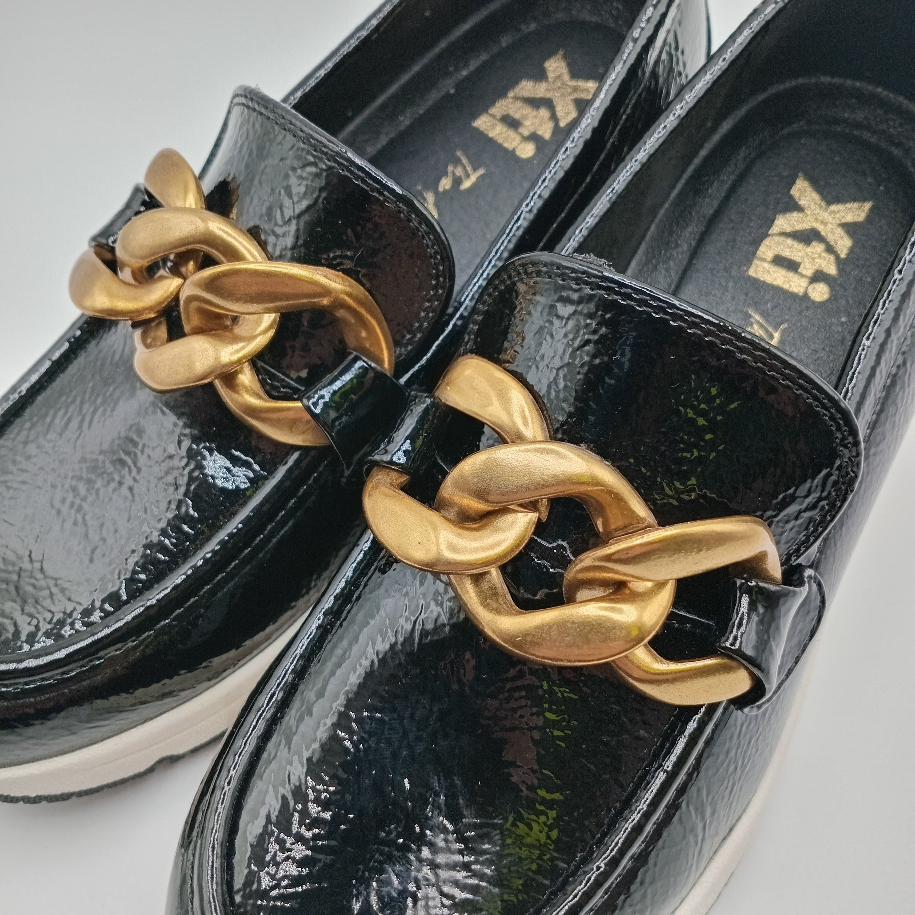 MOCASSIM PLATAFORMA XTI PRETO ECO PELE TIRA CORRENTE BICO REDONDO