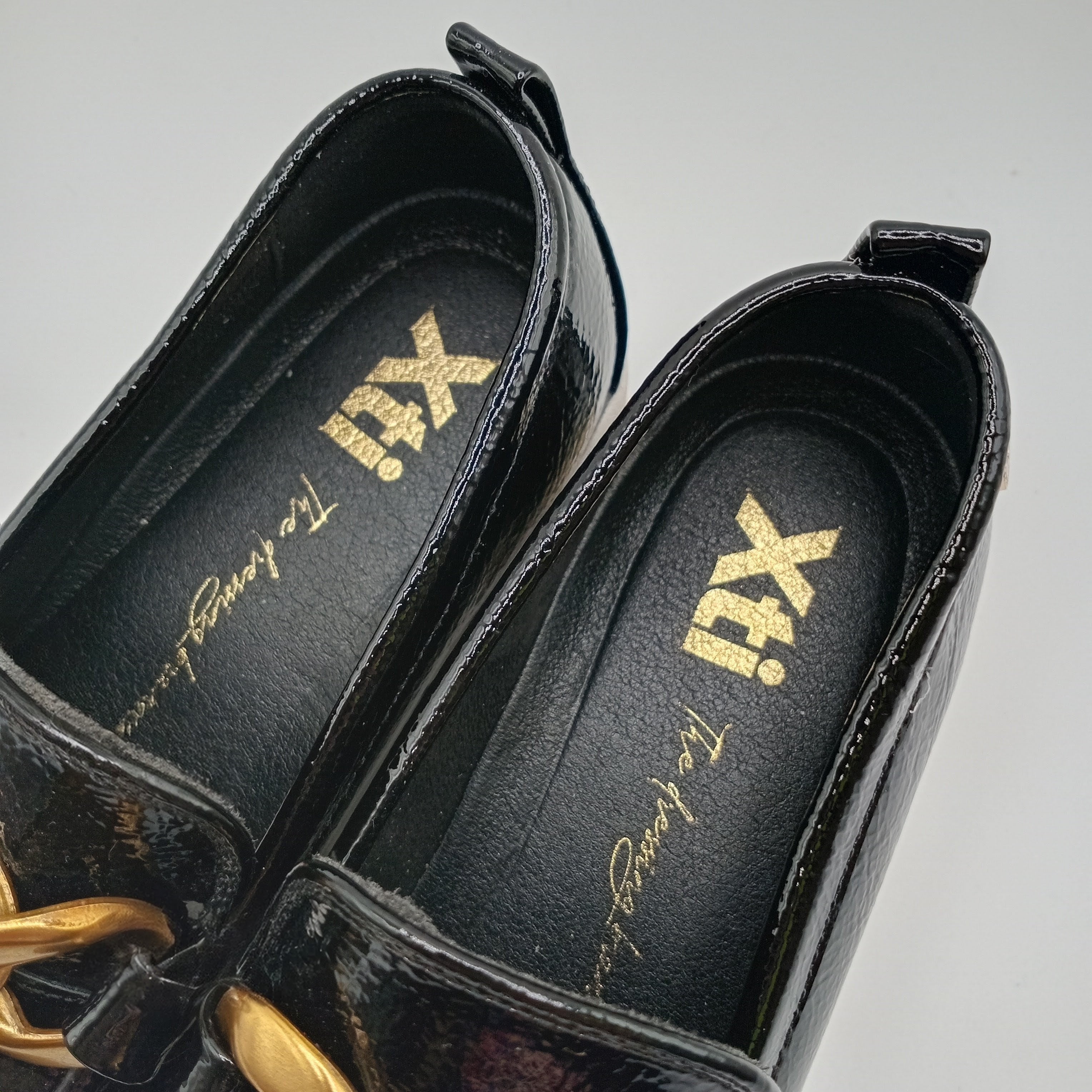 MOCASSIM PLATAFORMA XTI PRETO ECO PELE TIRA CORRENTE BICO REDONDO