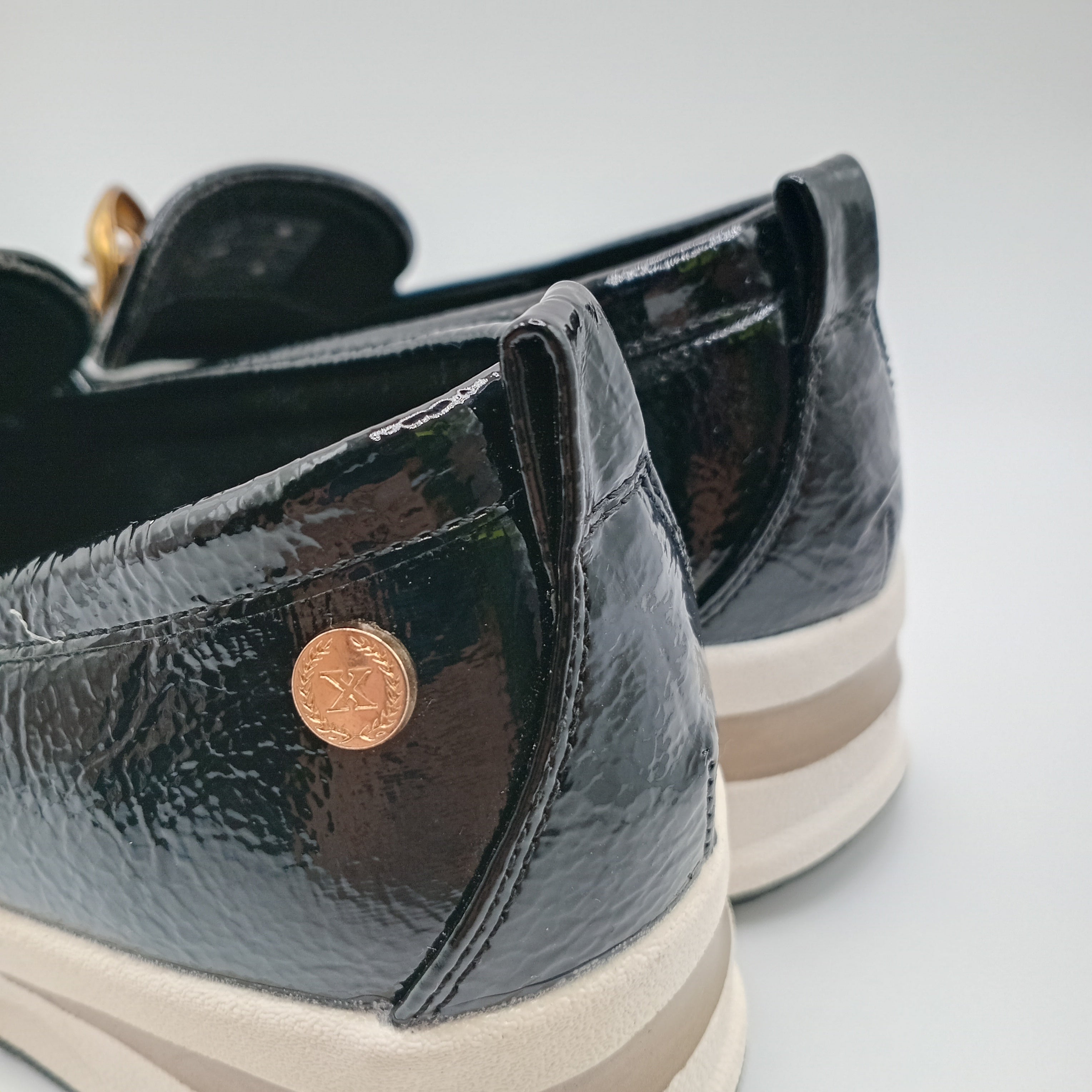 MOCASSIM PLATAFORMA XTI PRETO ECO PELE TIRA CORRENTE BICO REDONDO