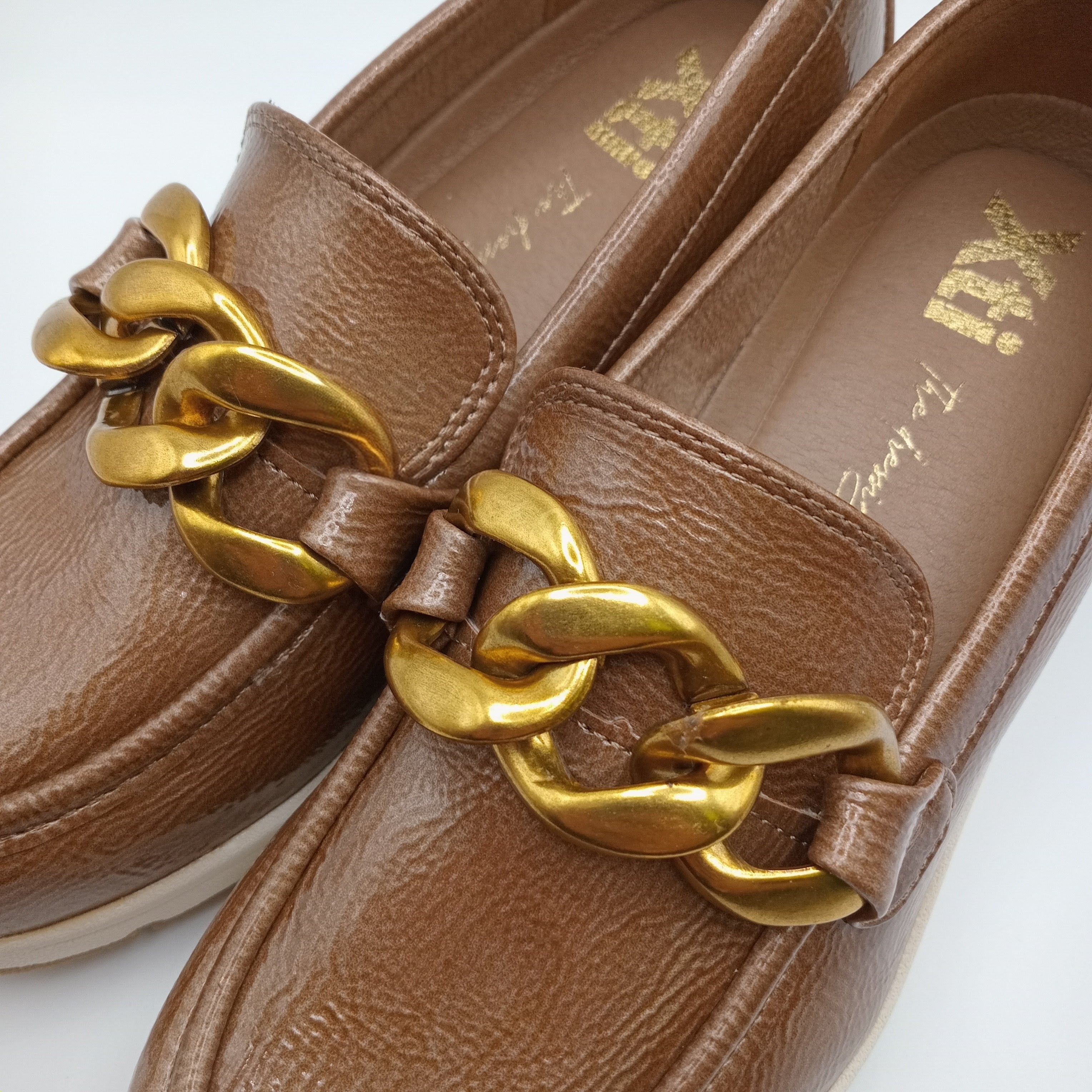 MOCASSIM PLATAFORMA XTI CASTANHO ECO PELE TIRA CORRENTE BICO REDONDO