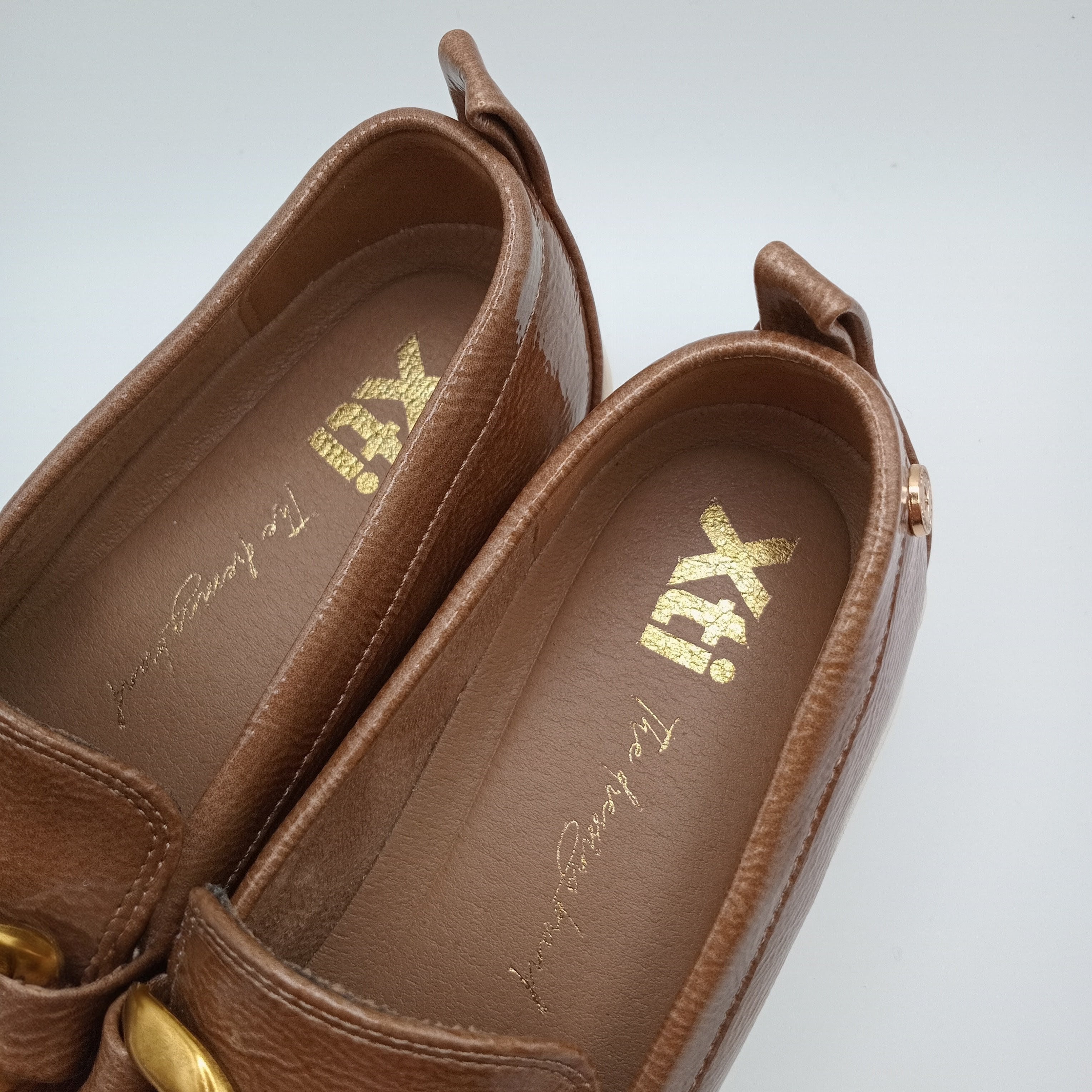 MOCASSIM PLATAFORMA XTI CASTANHO ECO PELE TIRA CORRENTE BICO REDONDO