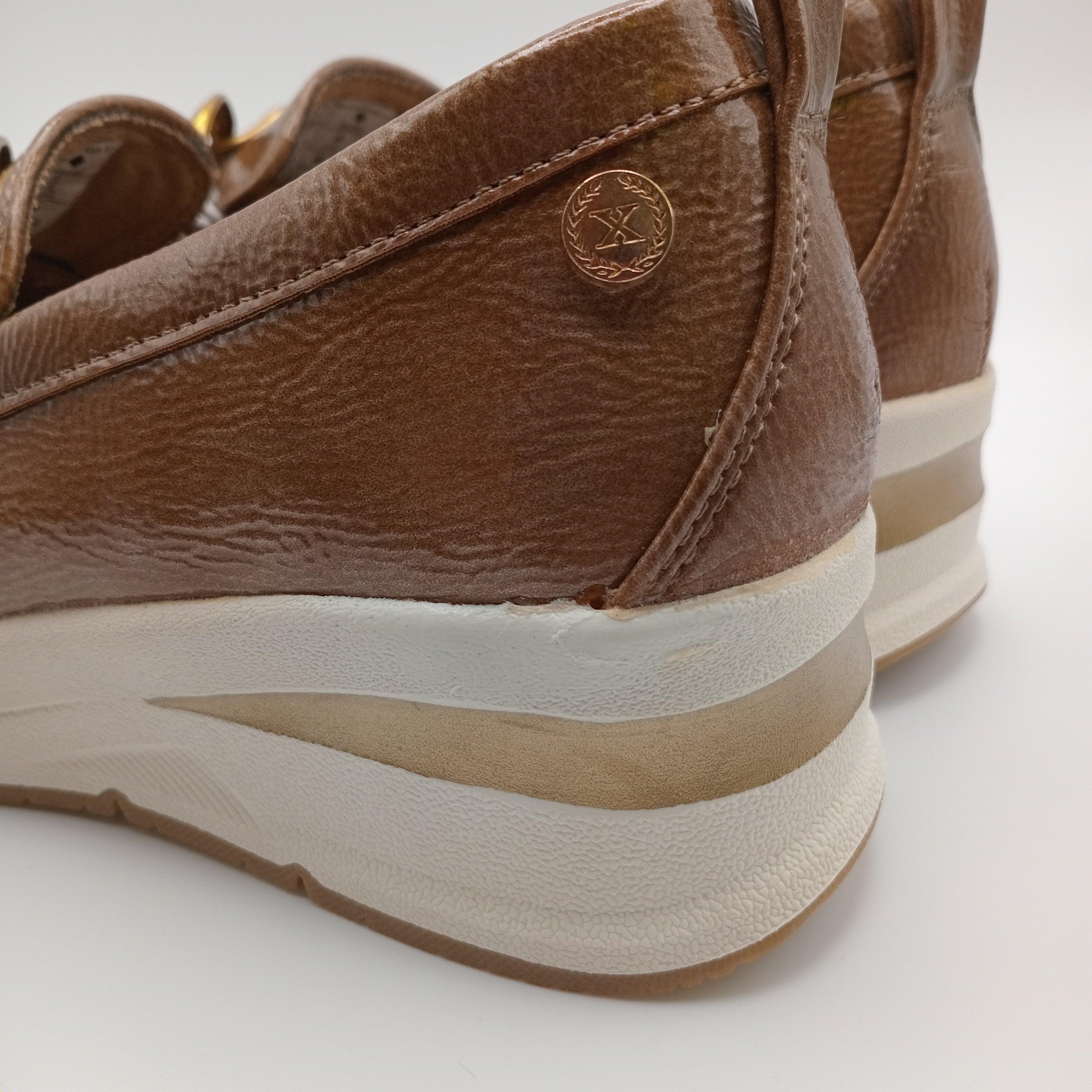 MOCASSIM PLATAFORMA XTI CASTANHO ECO PELE TIRA CORRENTE BICO REDONDO