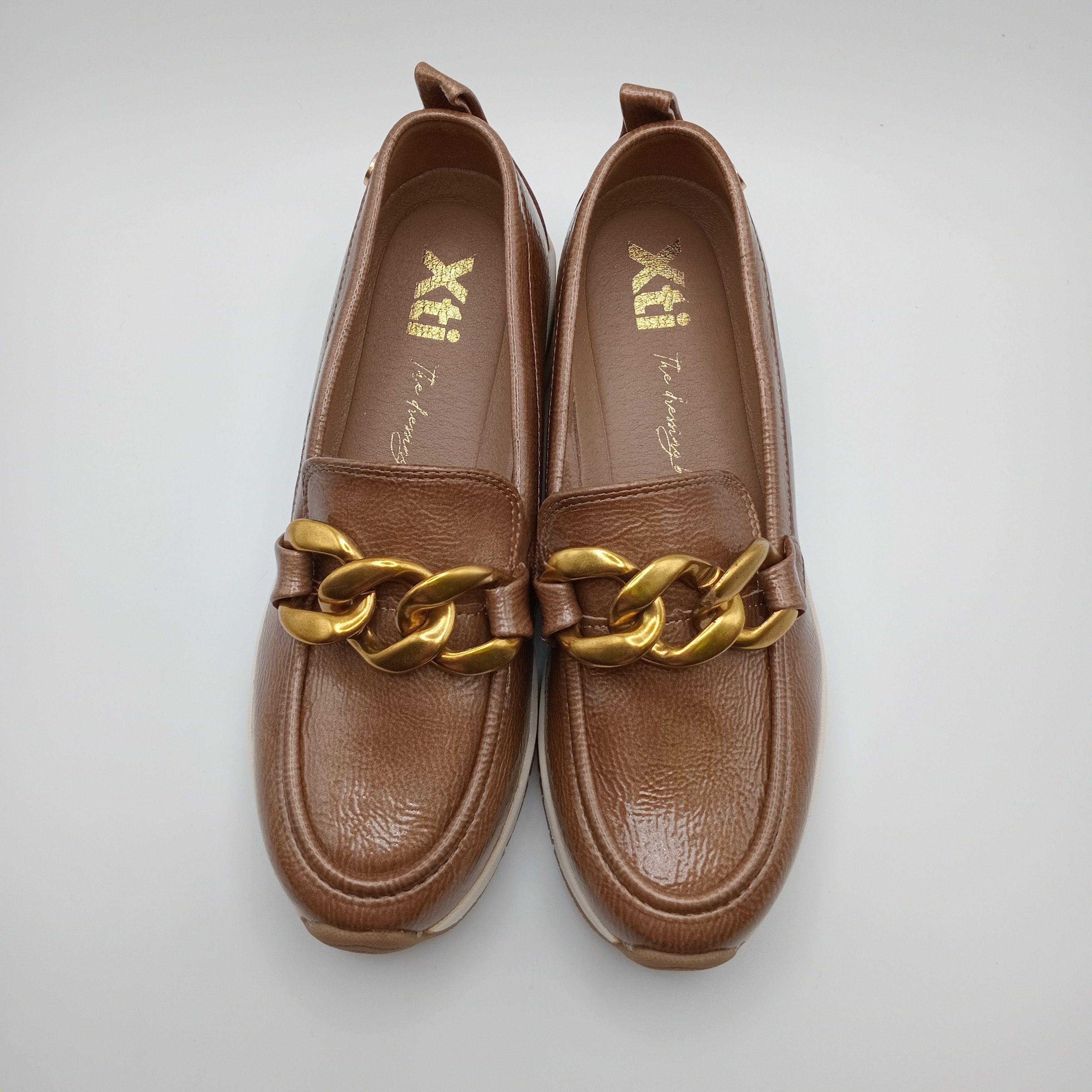 MOCASSIM PLATAFORMA XTI CASTANHO ECO PELE TIRA CORRENTE BICO REDONDO