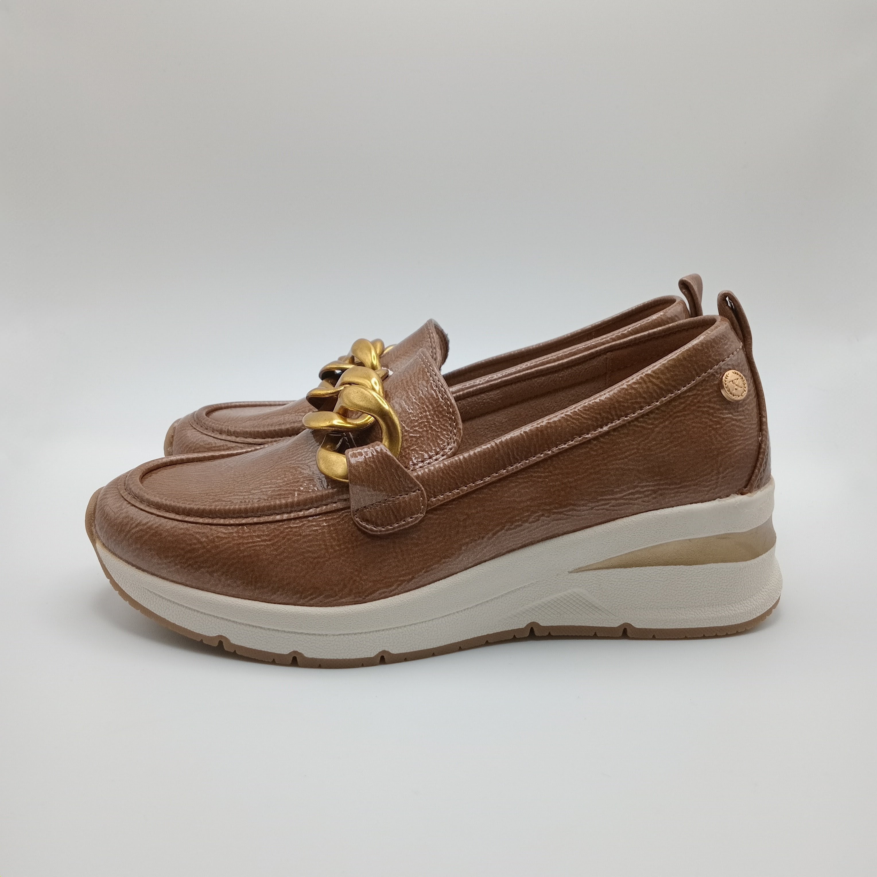 MOCASSIM PLATAFORMA XTI CASTANHO ECO PELE TIRA CORRENTE BICO REDONDO