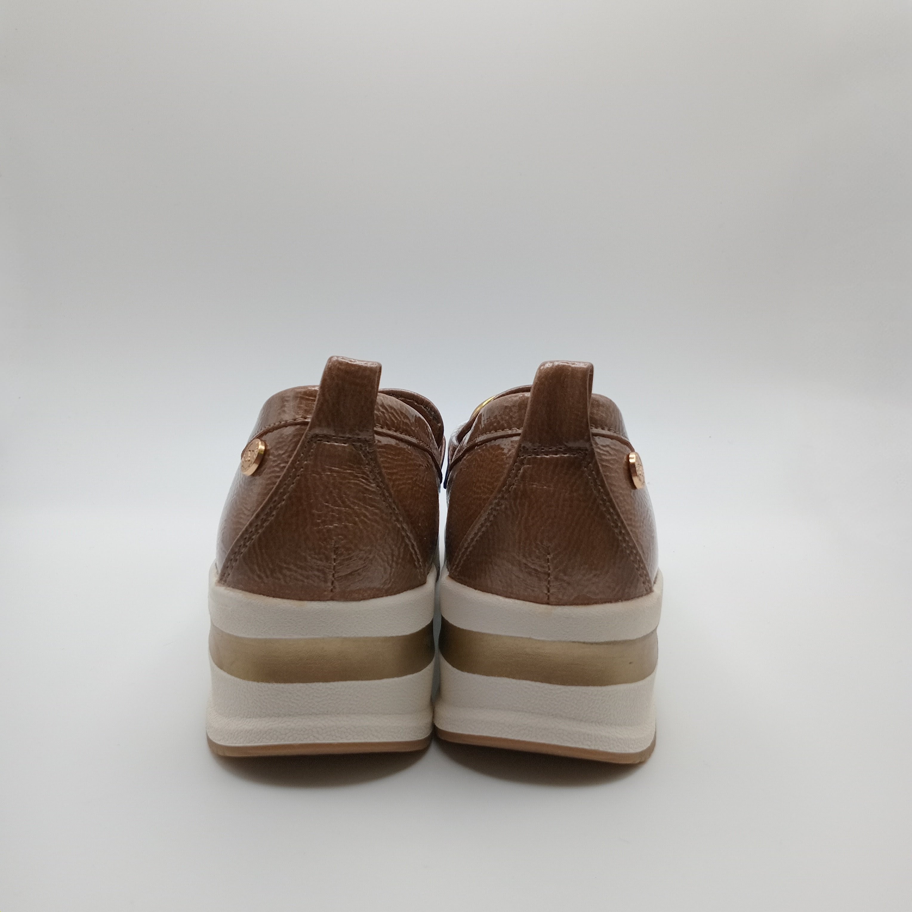 MOCASSIM PLATAFORMA XTI CASTANHO ECO PELE TIRA CORRENTE BICO REDONDO