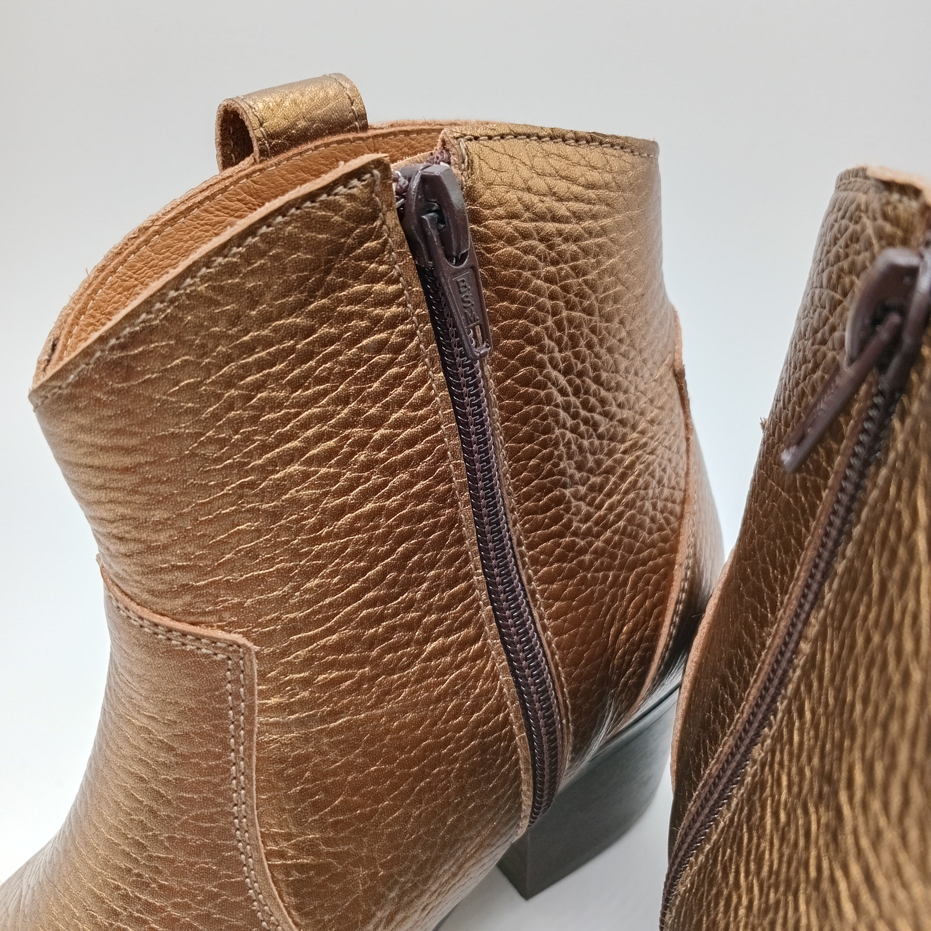 BOTA TEXANA MACADI DOURADO COURO COBRA BICUDO ZIPER BOTIM