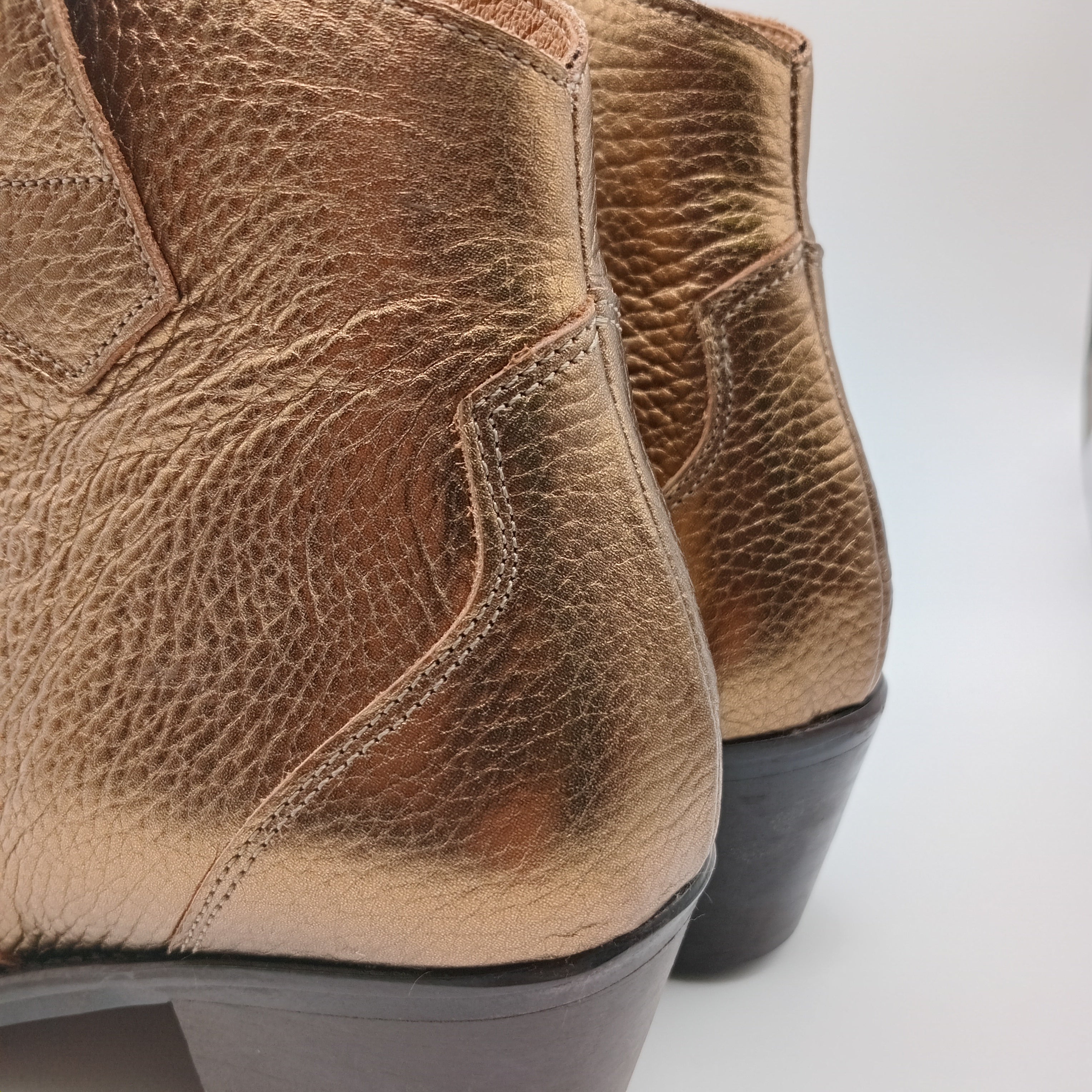 BOTA TEXANA MACADI DOURADO COURO COBRA BICUDO ZIPER BOTIM