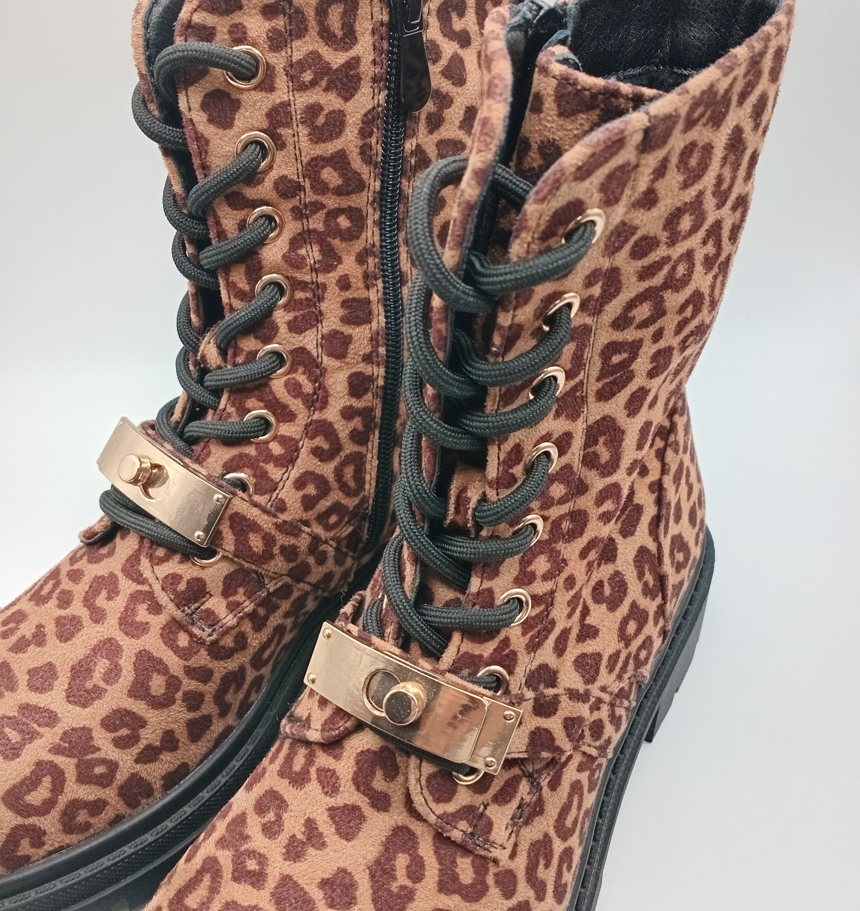 BOTA COTURNO BESTELLE LEOPARDO CAMURÇA FECHO REGULÁVEL ZIPER ANIMAL PRINT