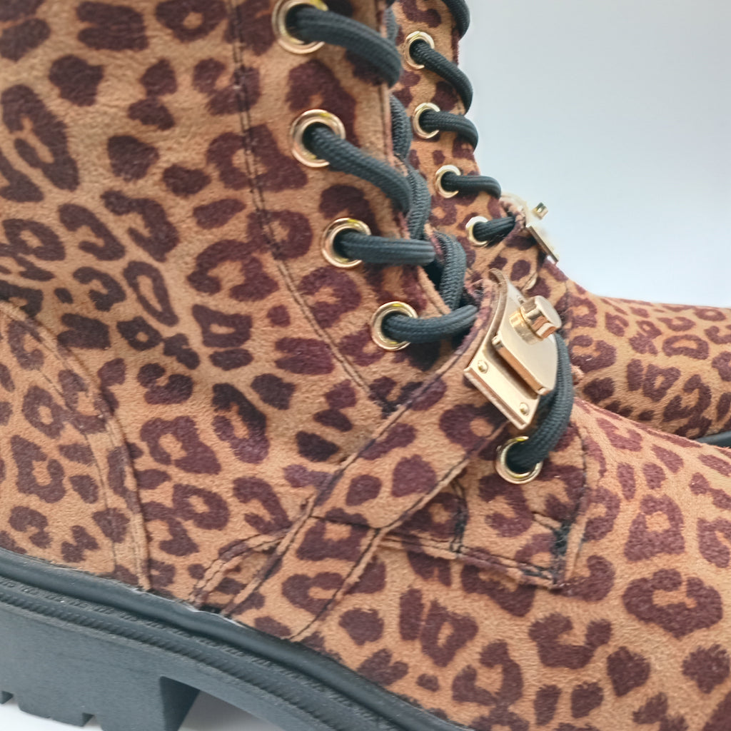 BOTA COTURNO BESTELLE LEOPARDO CAMURÇA FECHO REGULÁVEL ZIPER ANIMAL PRINT