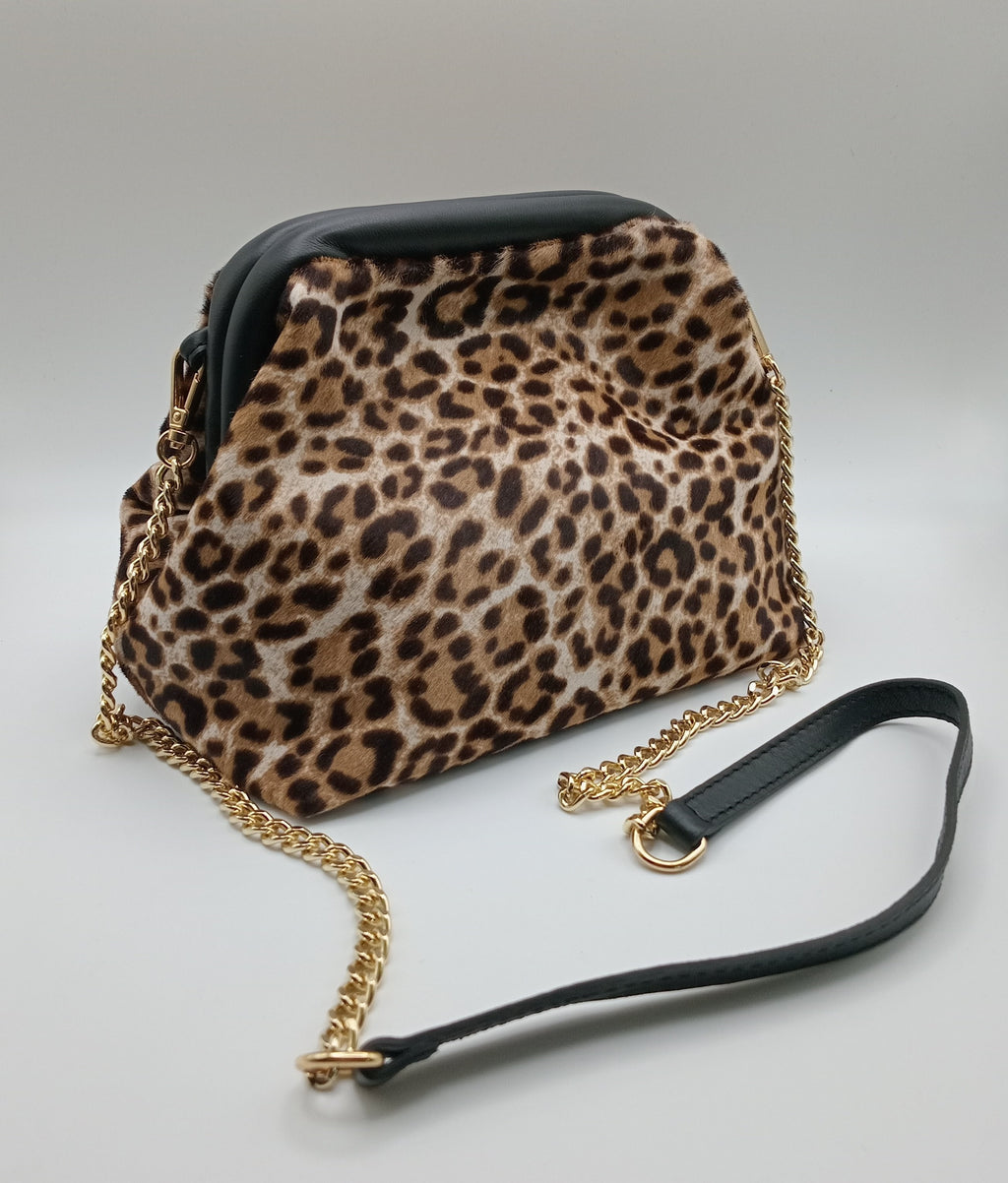BOLSA CLUTCH GENUINE LEATHER ONÇA COURO CASTANHO CLARO ALÇA DOURADA ANIMAL PRINT MALA