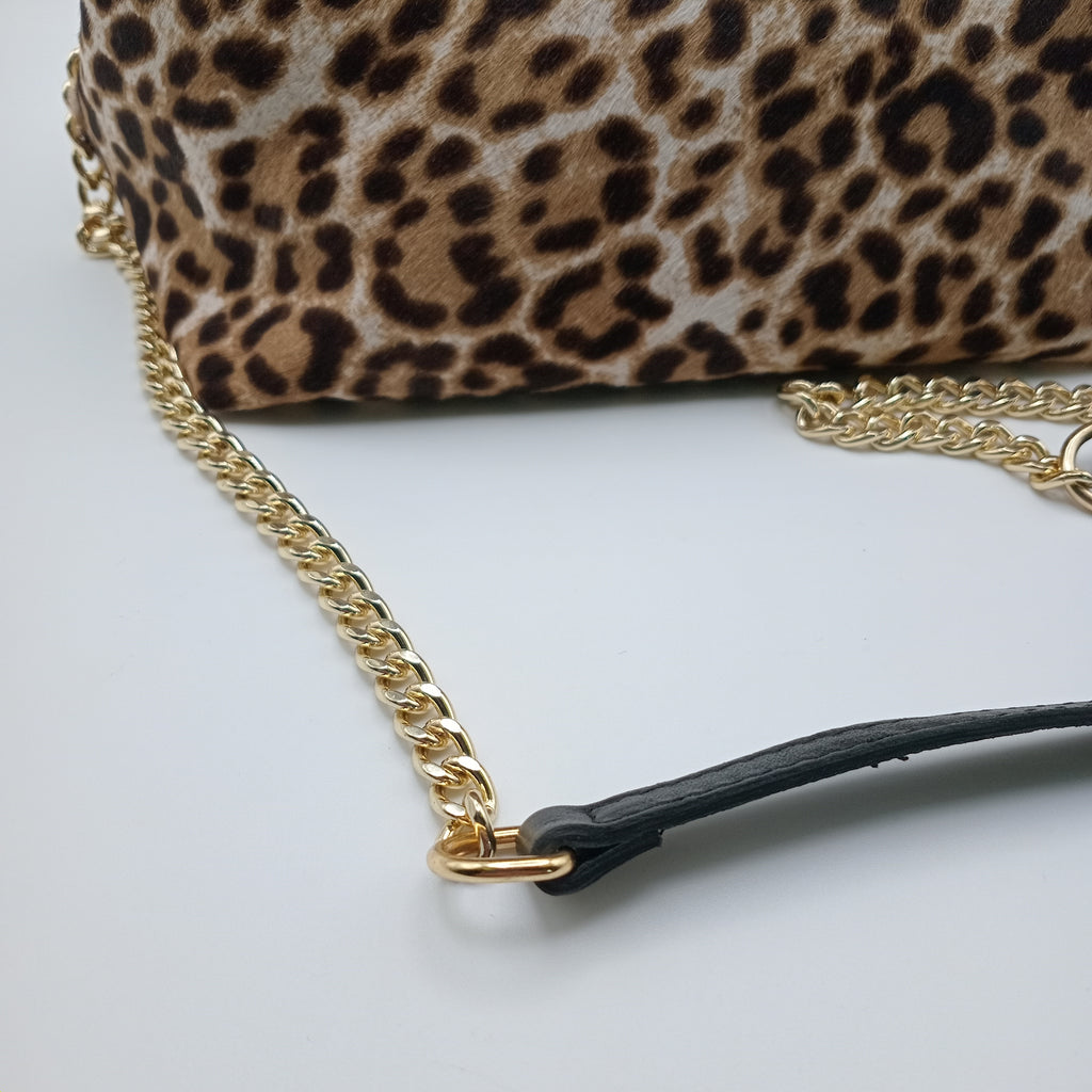 BOLSA CLUTCH GENUINE LEATHER ONÇA COURO CASTANHO CLARO ALÇA DOURADA ANIMAL PRINT MALA