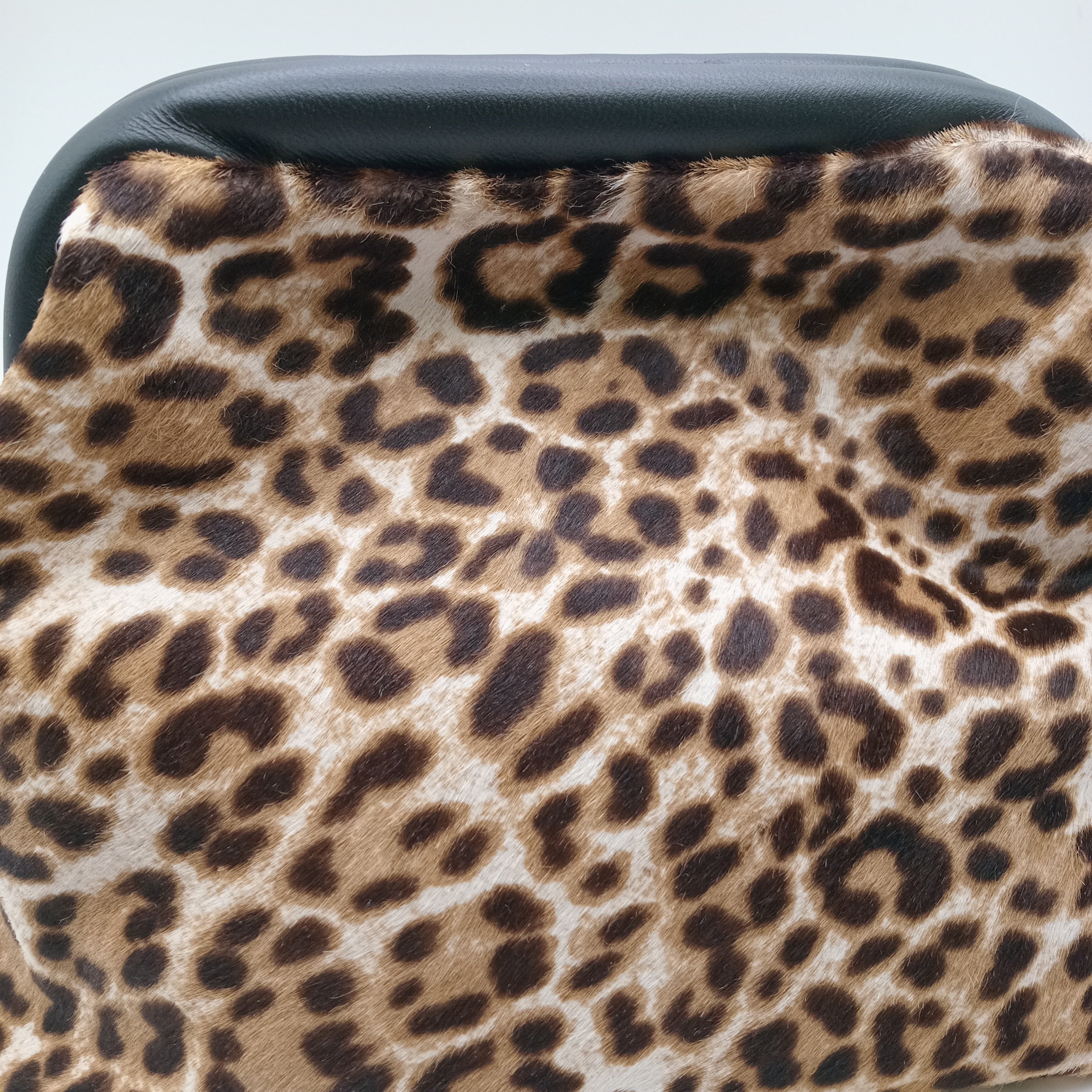 BOLSA CLUTCH GENUINE LEATHER ONÇA COURO CASTANHO CLARO ALÇA DOURADA ANIMAL PRINT MALA