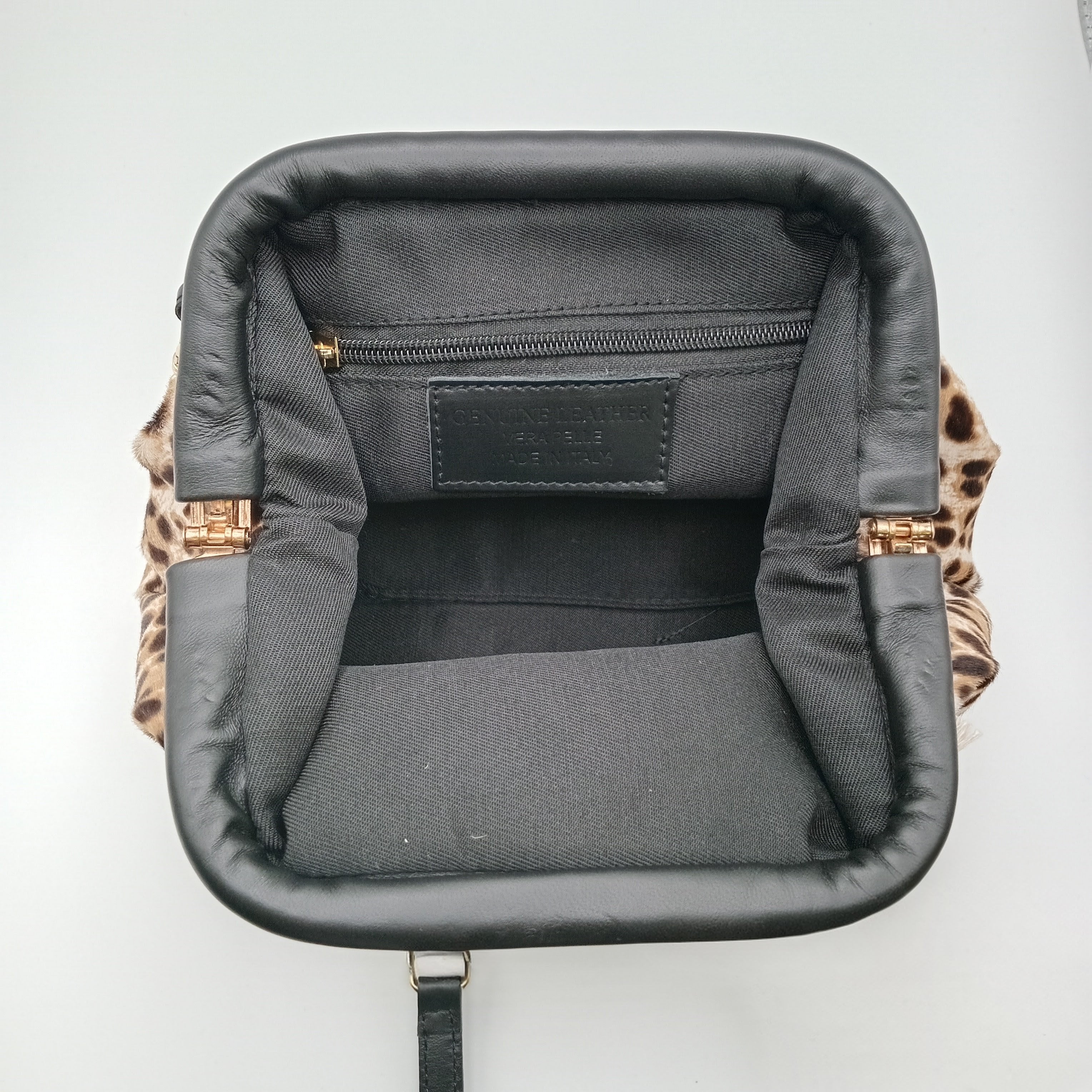 BOLSA CLUTCH GENUINE LEATHER ONÇA COURO CASTANHO CLARO ALÇA DOURADA ANIMAL PRINT MALA