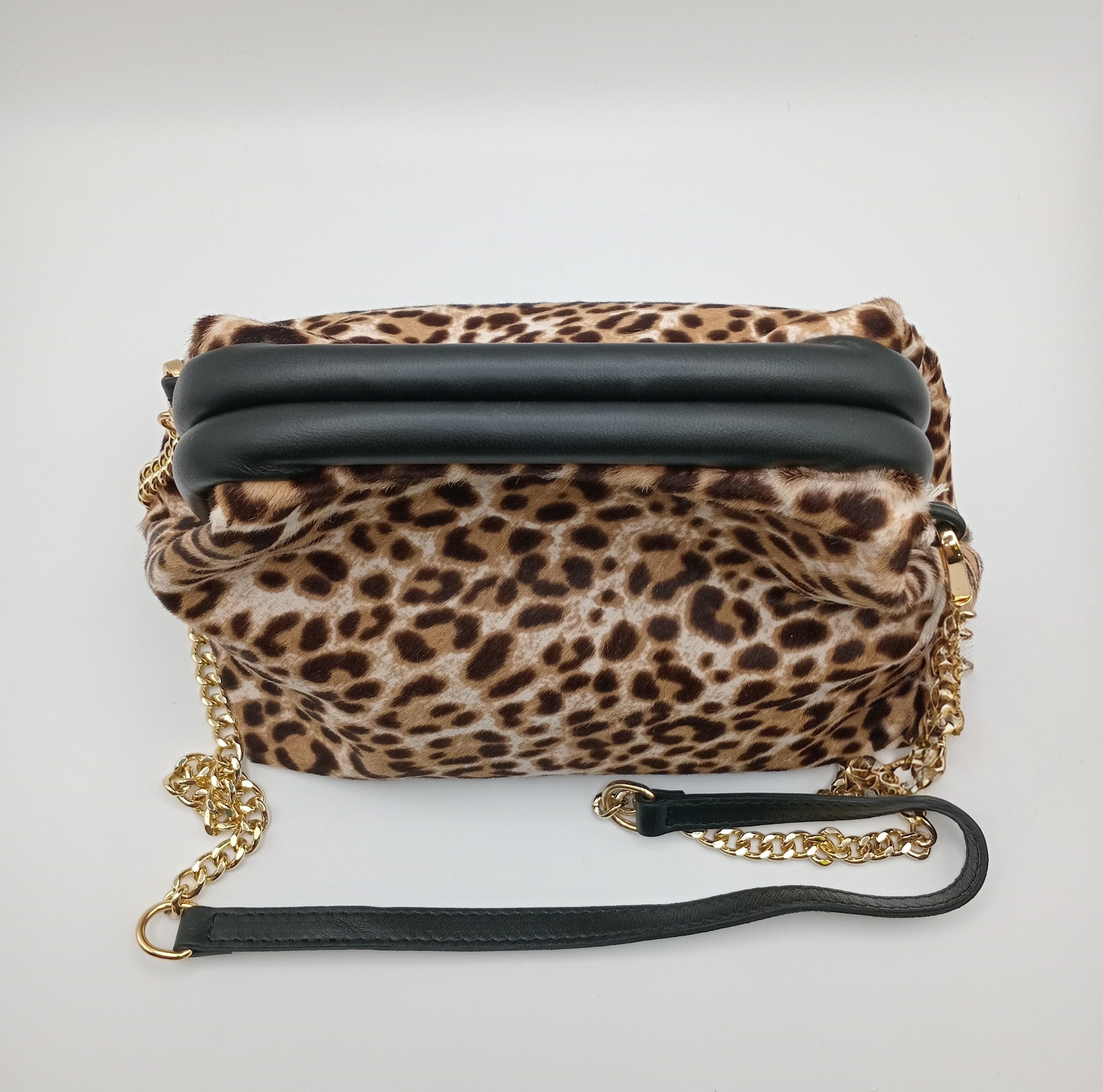 BOLSA CLUTCH GENUINE LEATHER ONÇA COURO CASTANHO CLARO ALÇA DOURADA ANIMAL PRINT MALA