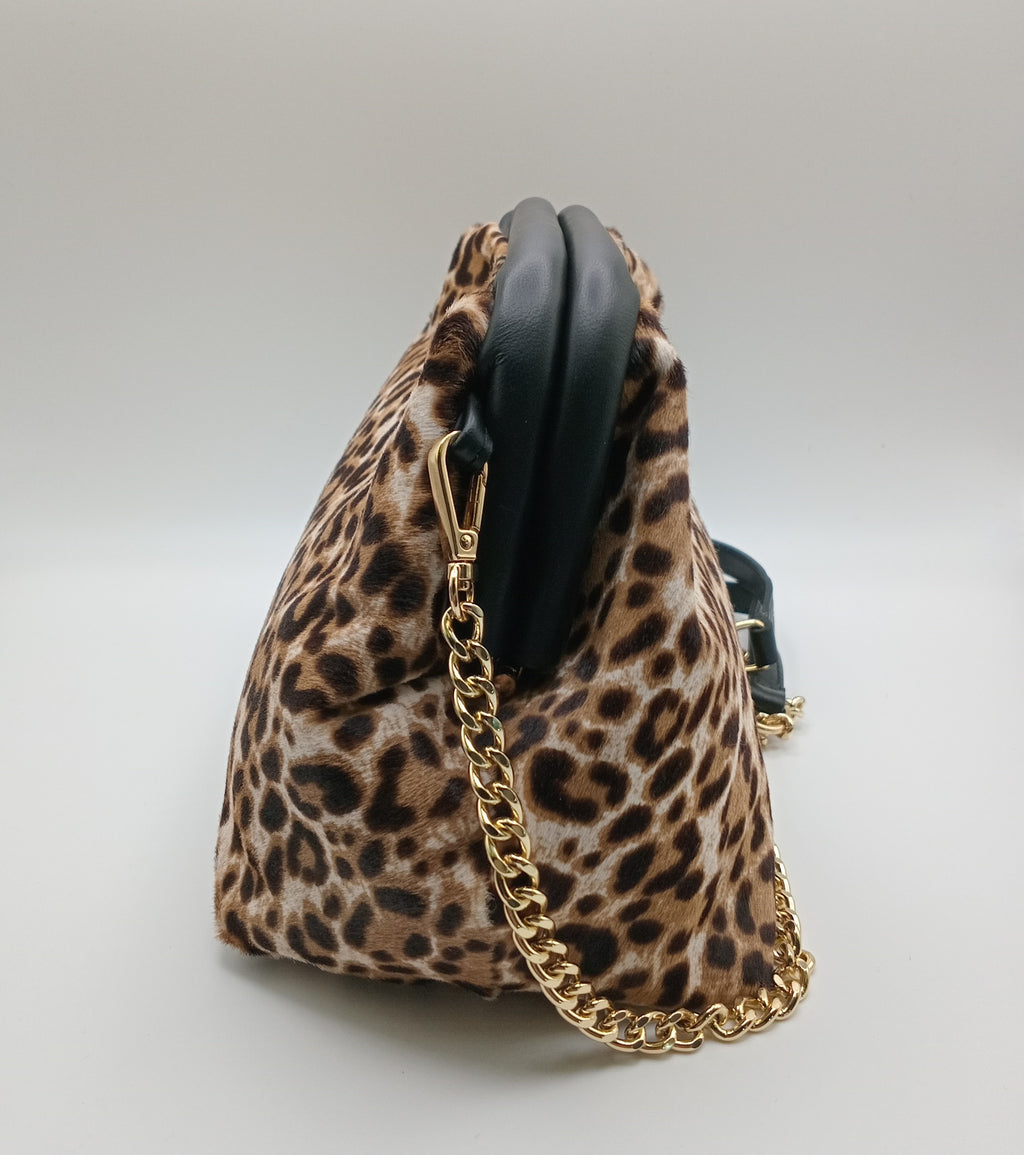 BOLSA CLUTCH GENUINE LEATHER ONÇA COURO CASTANHO CLARO ALÇA DOURADA ANIMAL PRINT MALA