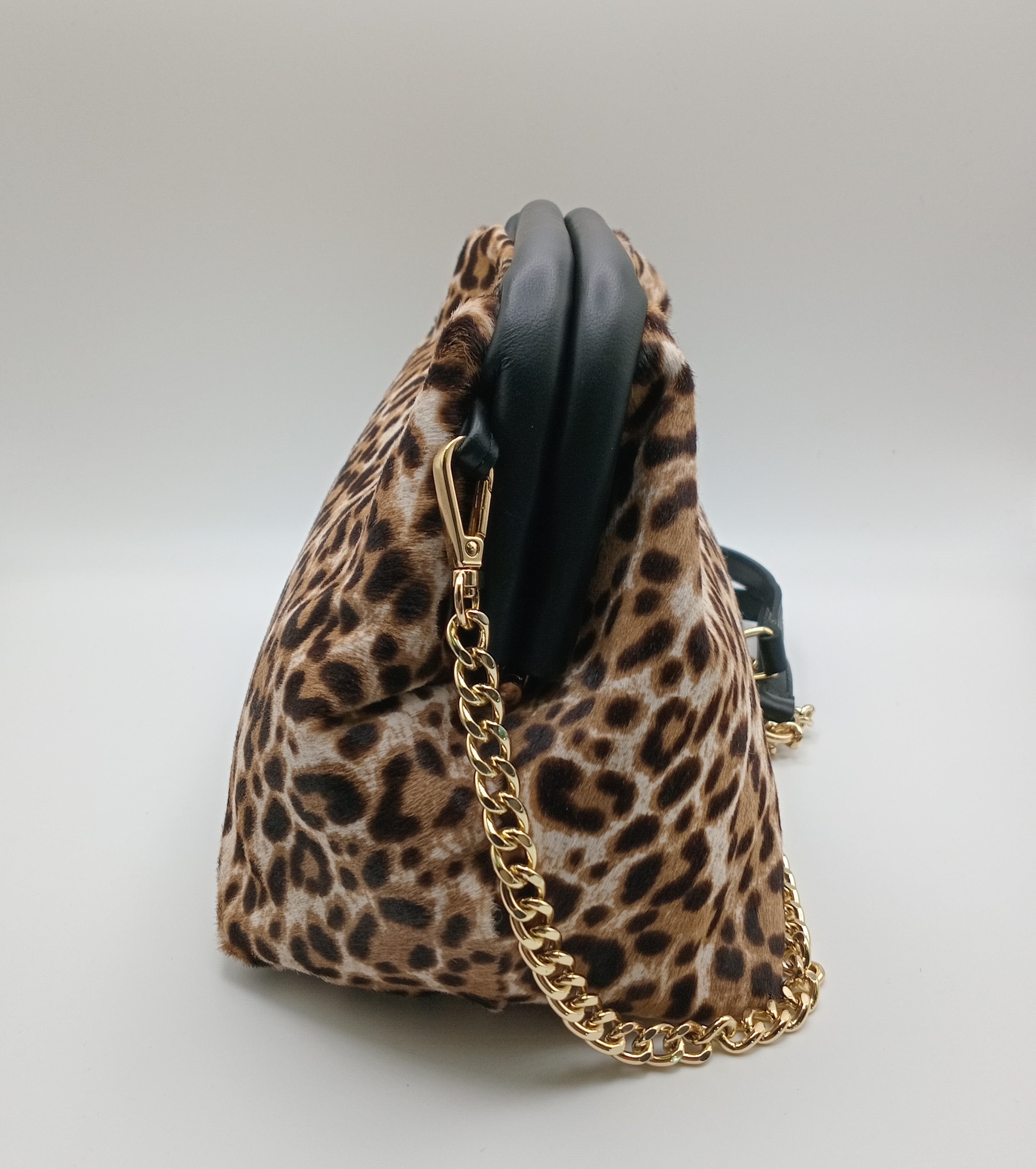 BOLSA CLUTCH GENUINE LEATHER ONÇA COURO CASTANHO CLARO ALÇA DOURADA ANIMAL PRINT MALA