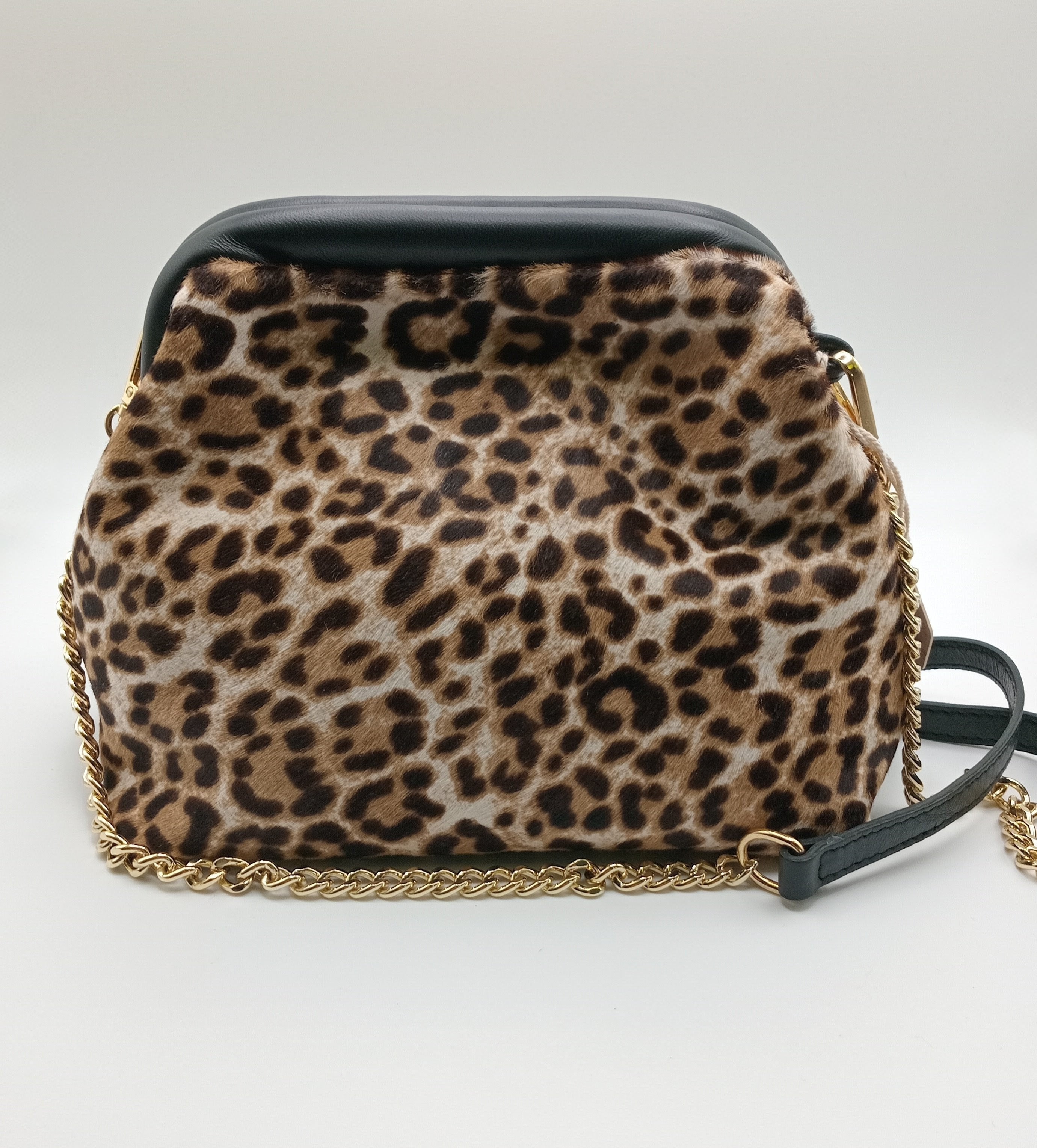 BOLSA CLUTCH GENUINE LEATHER ONÇA COURO CASTANHO CLARO ALÇA DOURADA ANIMAL PRINT MALA