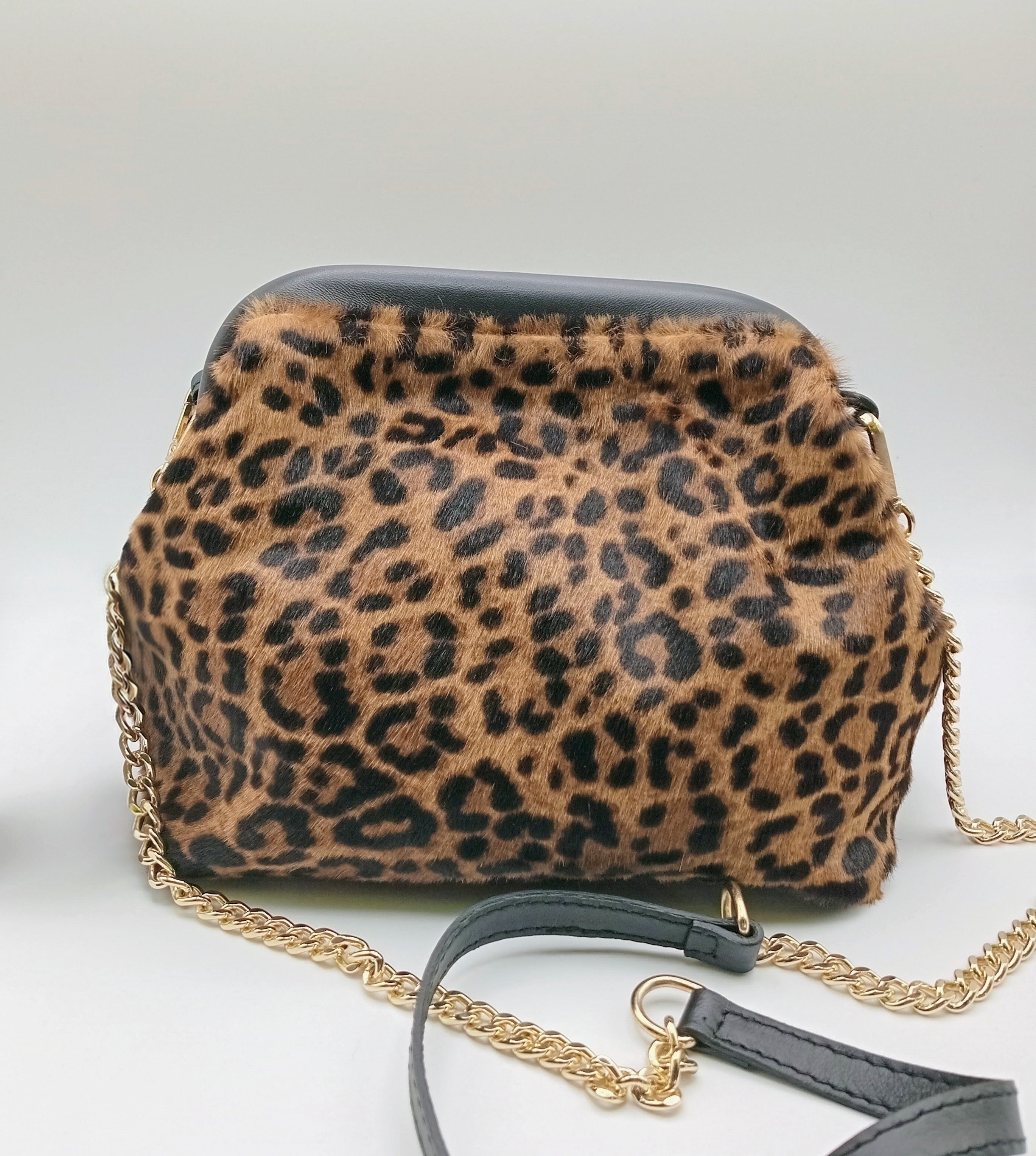 BOLSA CLUTCH GENUINE LEATHER ONÇA COURO CASTANHO ALÇA DOURADO ANIMAL PRINT MALA