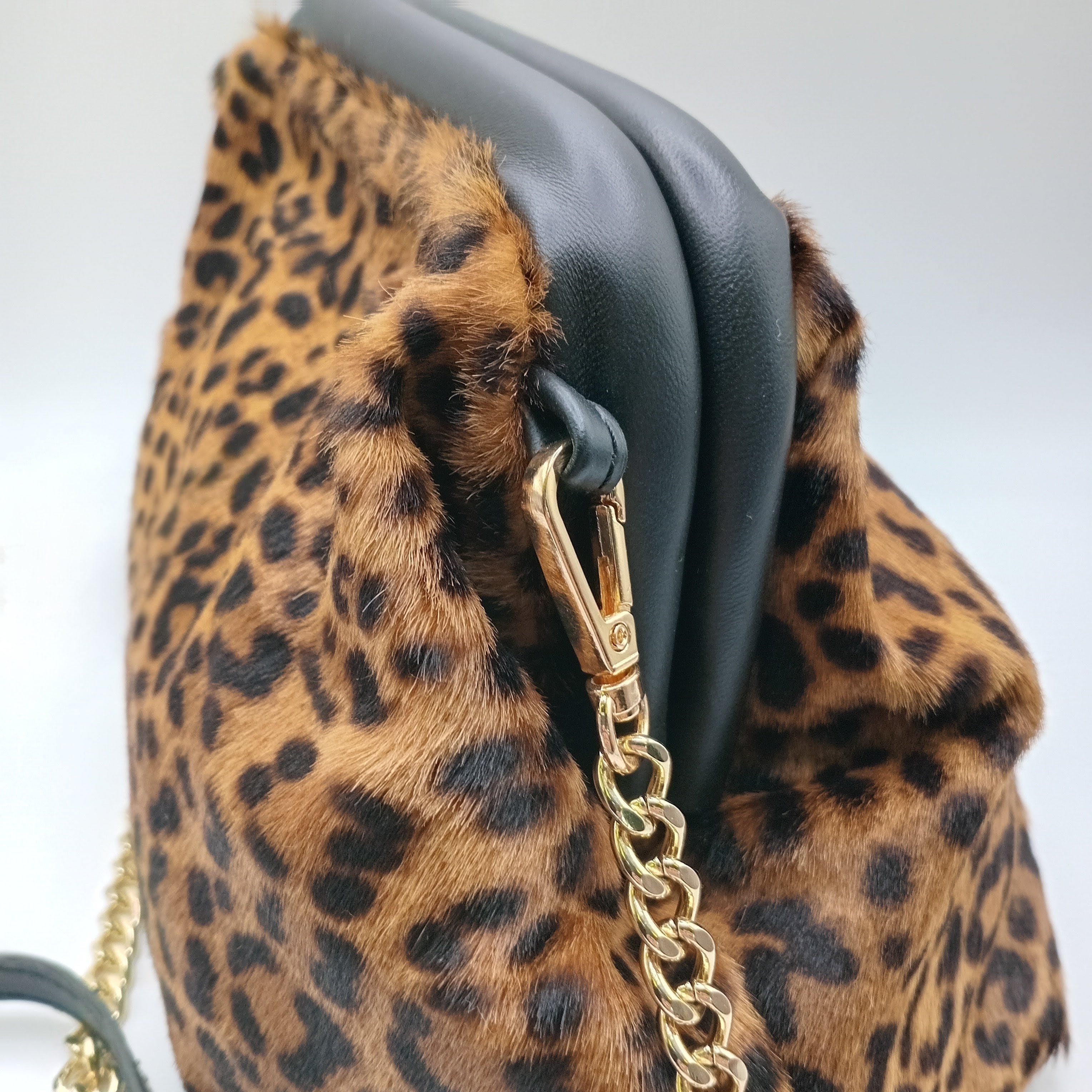 BOLSA CLUTCH GENUINE LEATHER ONÇA COURO CASTANHO ALÇA DOURADO ANIMAL PRINT MALA
