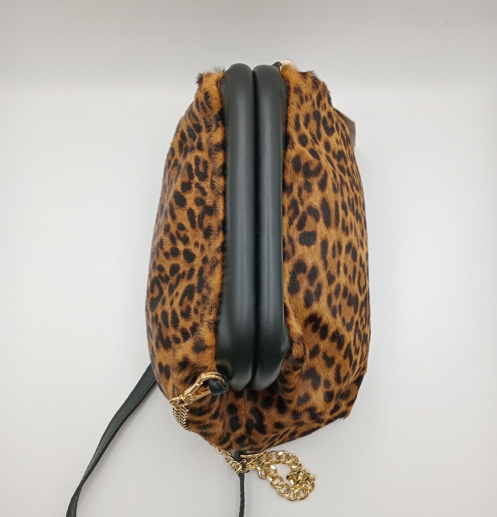 BOLSA CLUTCH GENUINE LEATHER ONÇA COURO CASTANHO ALÇA DOURADO ANIMAL PRINT MALA