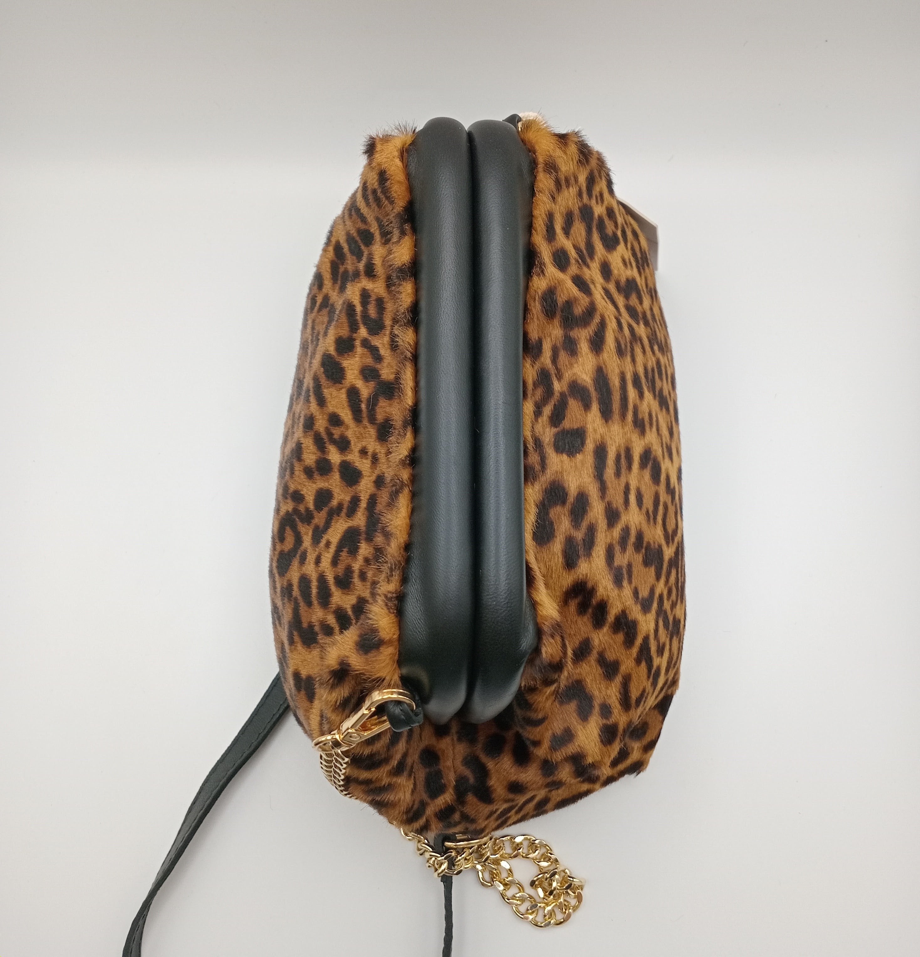 BOLSA CLUTCH GENUINE LEATHER ONÇA COURO CASTANHO ALÇA DOURADO ANIMAL PRINT MALA